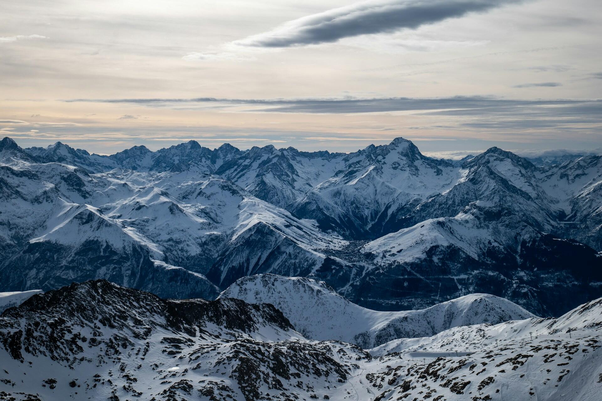 Vista di Alpe d’Huez, una delle tappe tour de france 2026.