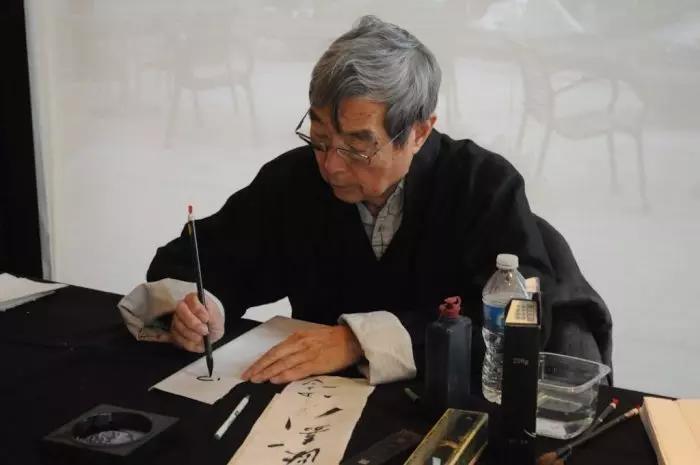 La scrittura a ideogrammi, così diversa culturalmente dalla nostra, ha un grande fascino intrinseco.