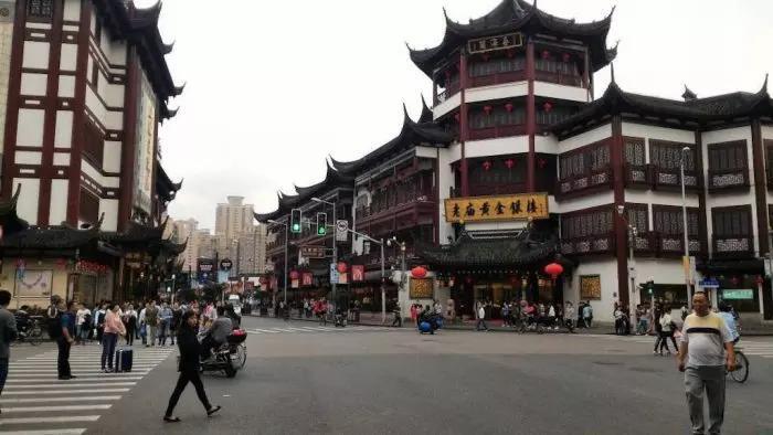 È parlata principalmente nella provincia di Zhejiang, nella municipalità di Shanghai, nel sud della provincia di Jiangsu, e in piccole parti delle province di Anhui, Jiangxi e Fujian.