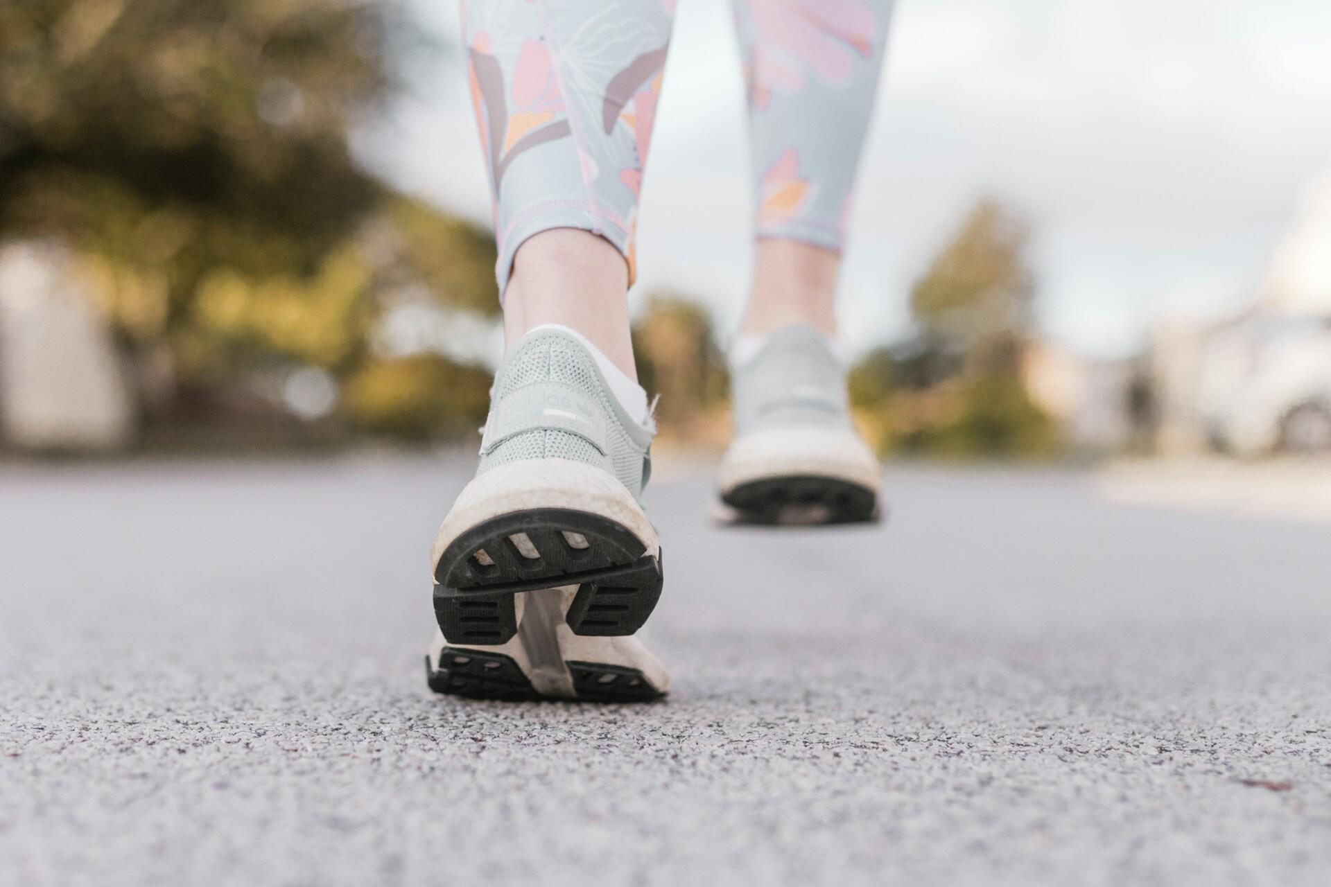 Ragazza fa una passeggiata, attyività consigliata dalle app per dimagrire.