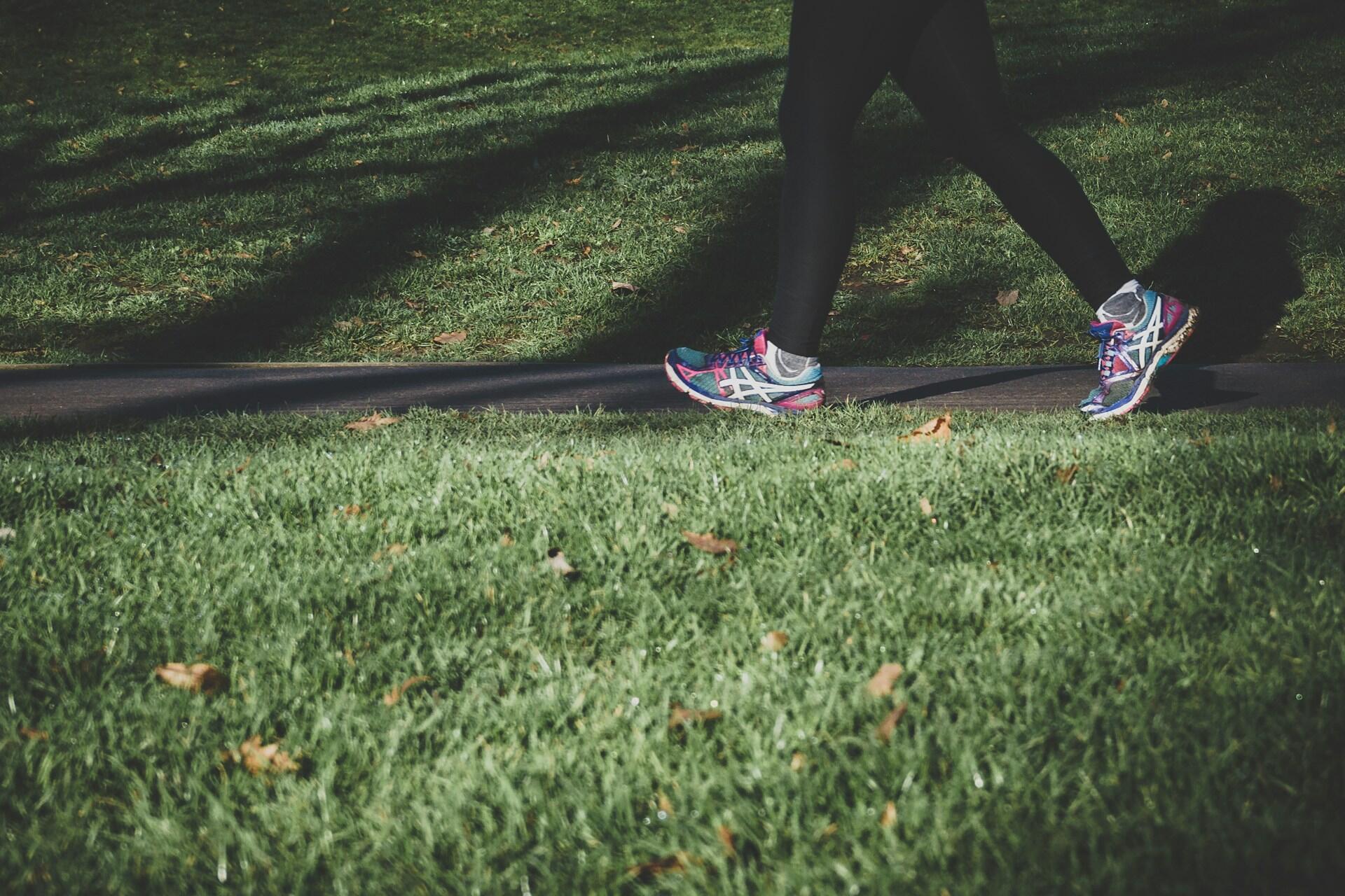Ragazzo passeggia in un parco, pratica suggerita dalle app per dimagrire.