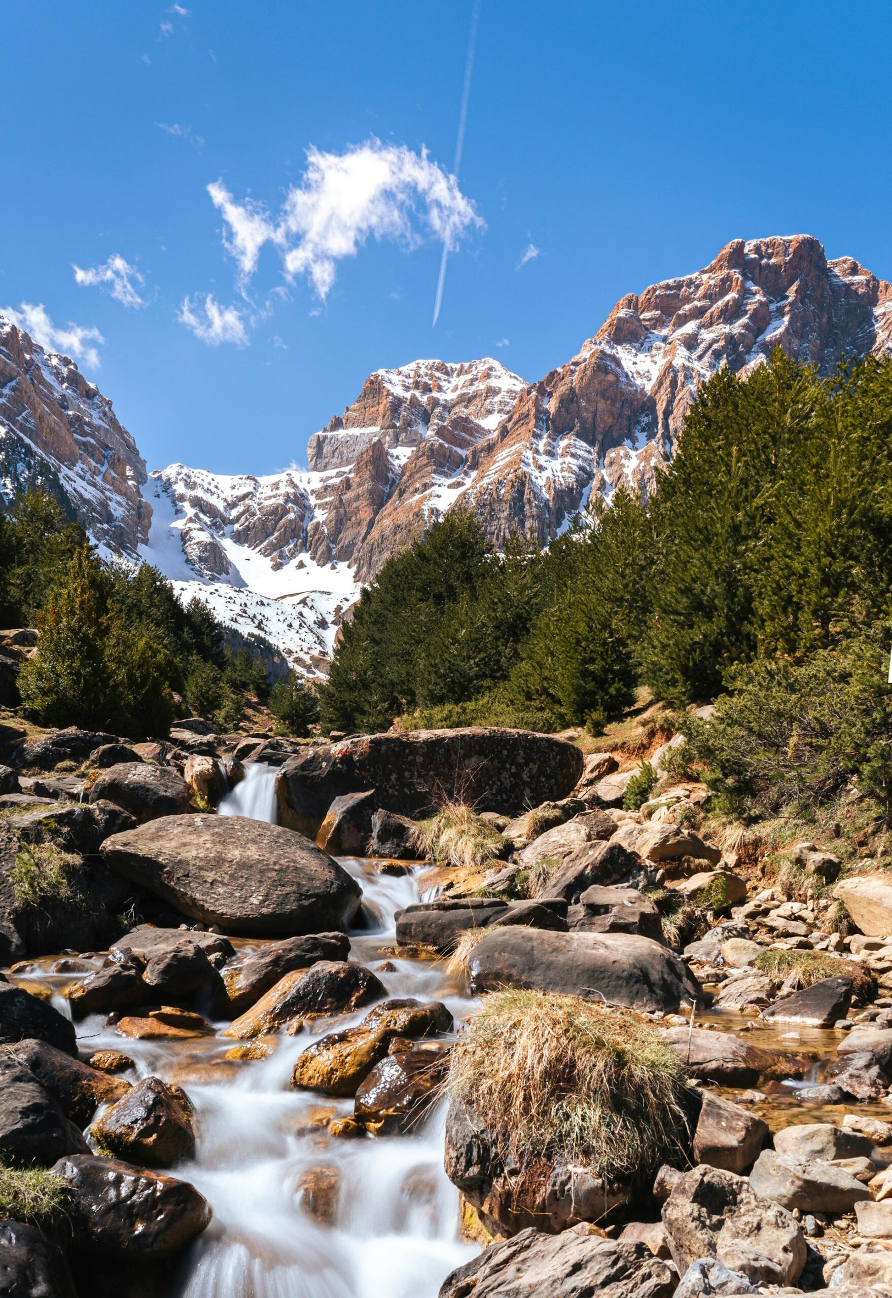 Vista dei Pirenei, che ospitano alcune tappe del tour de france 2026.