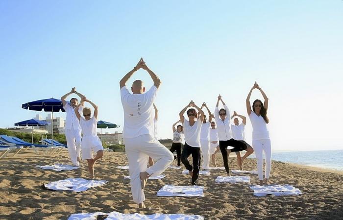 Il bello dello yoga è che può essere svolto al chiuso o all'aria aperta, nei posti più amati e che più favoriscono il relax e la concentrazione. Anche la spiaggia, quindi.