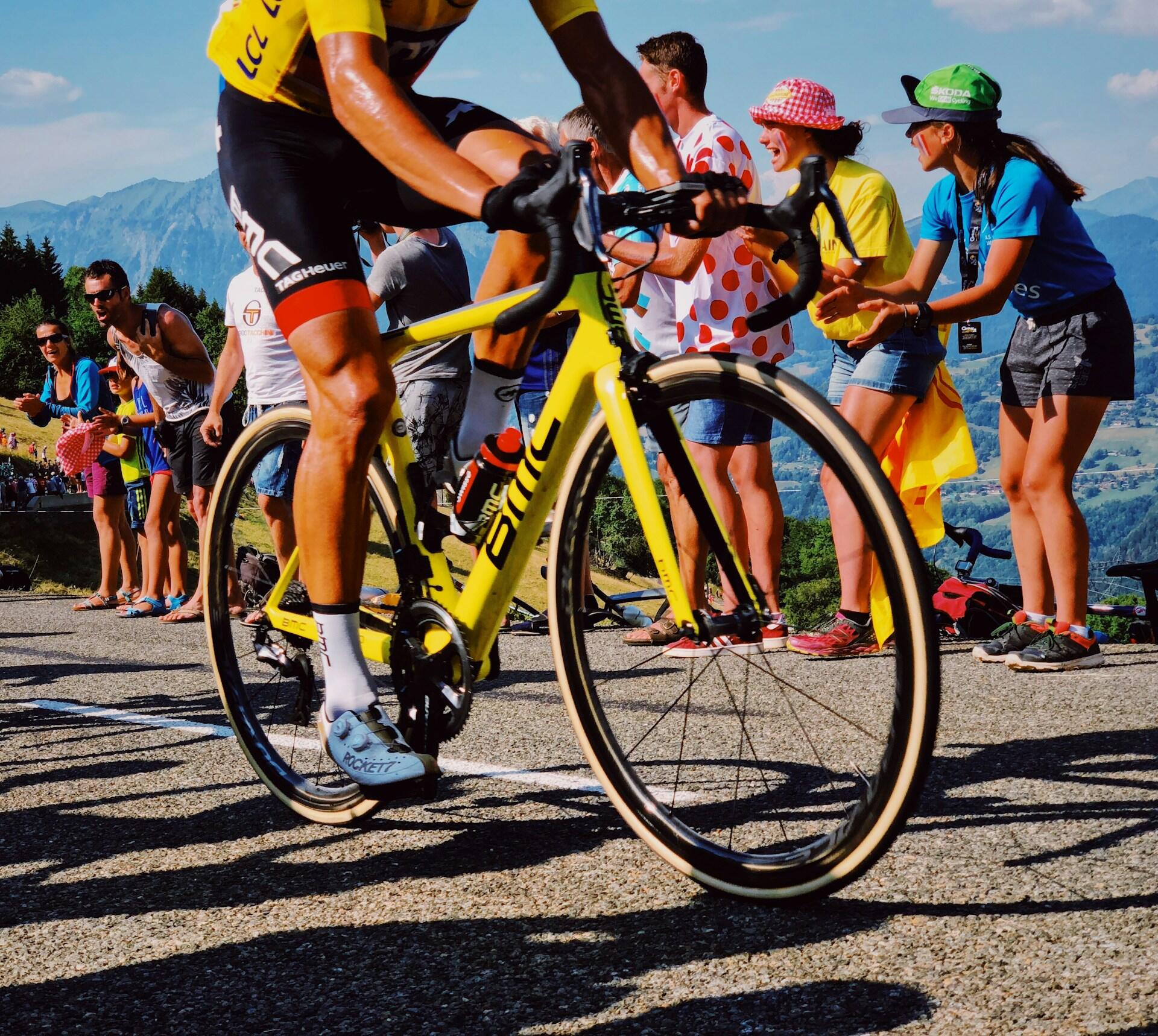 Ciclista affronta utte le tappe del tour de france.