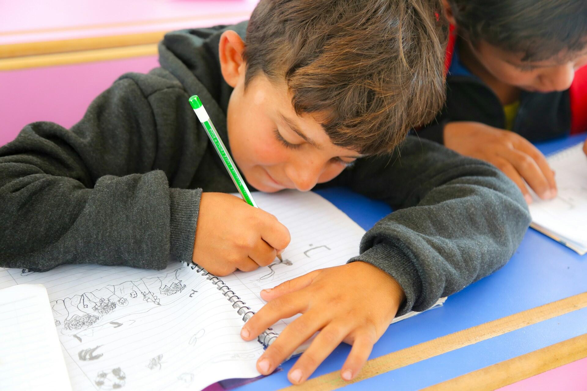 Bambino fa i compiti chiedendosi quando riaprono le scuole.