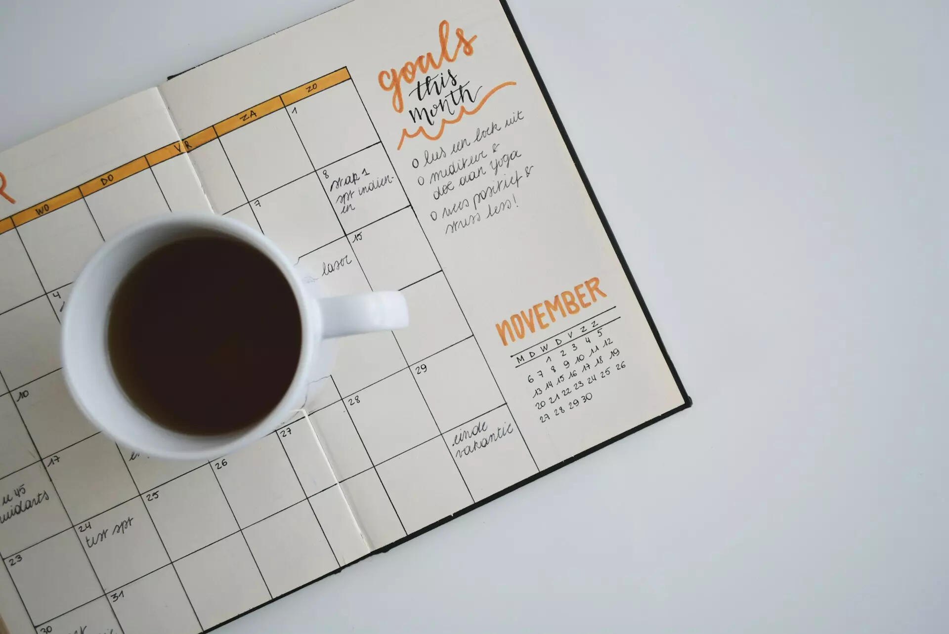 Una tazza d tè posata su un'agenda.