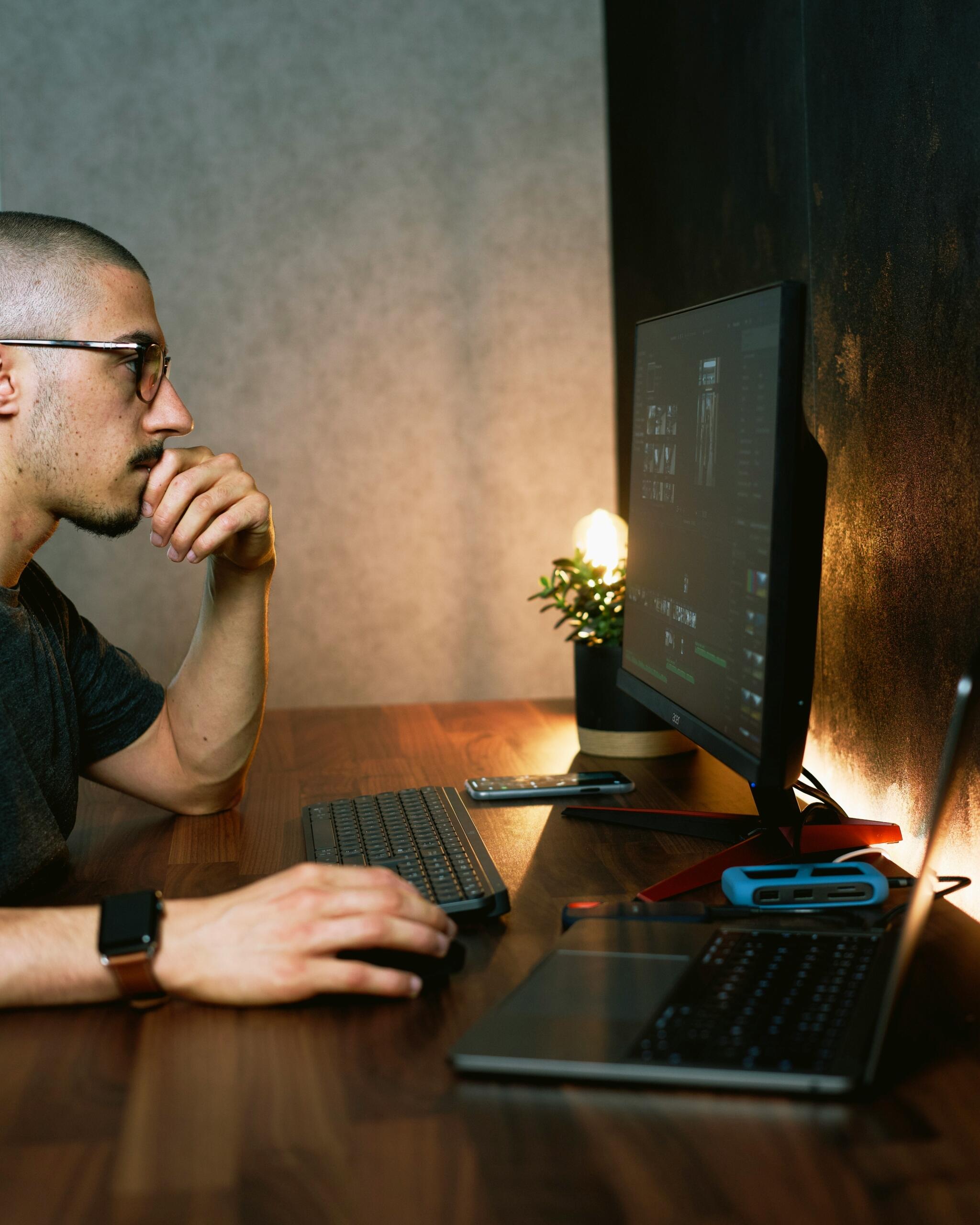 Ragazzo che lavora al computer.