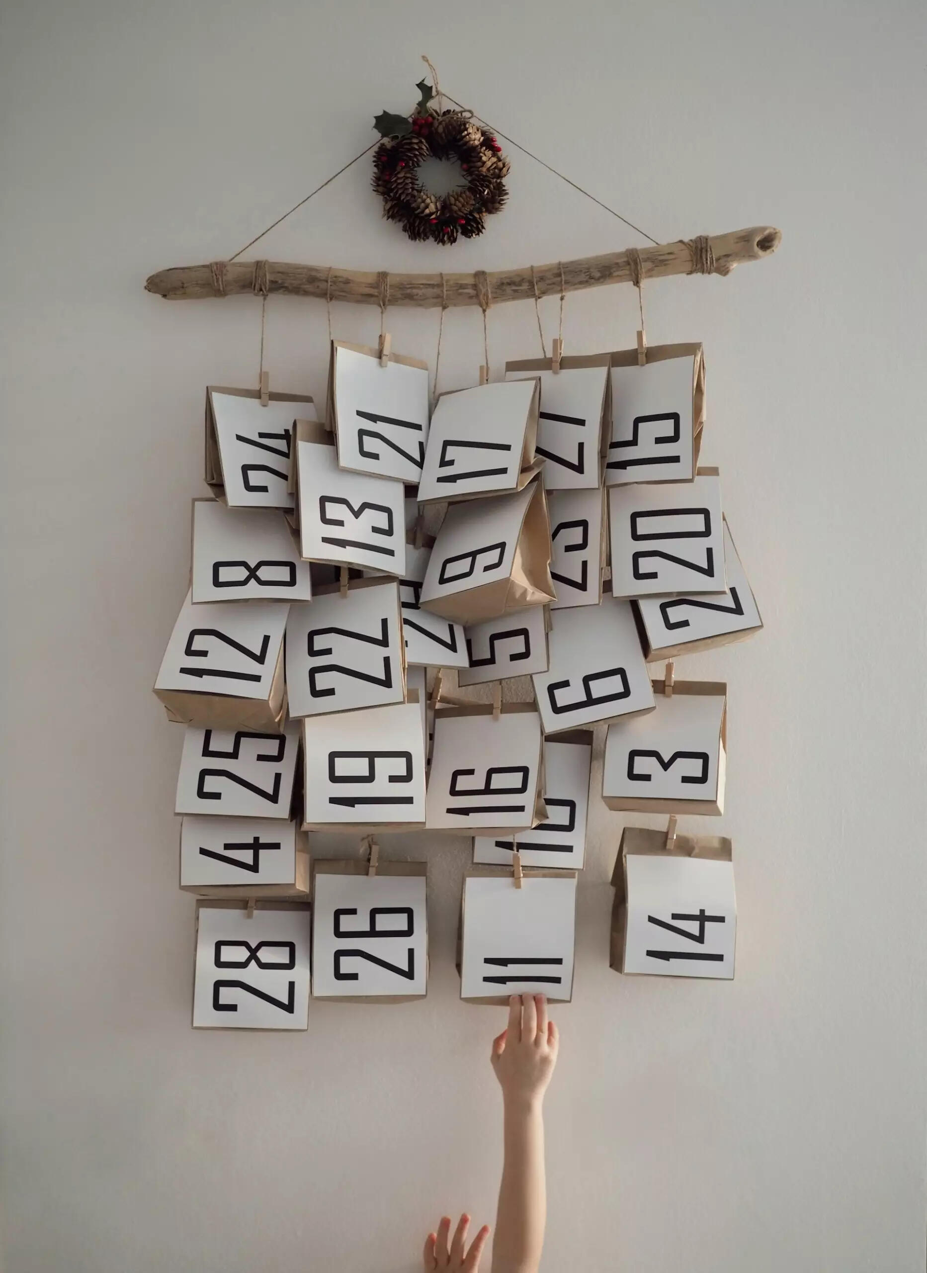 Un calendario artigianale in legno.