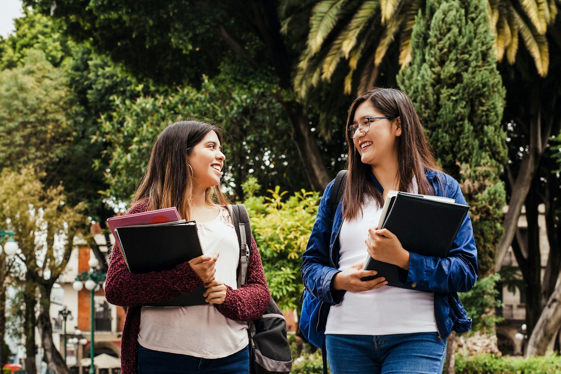 Studentesse parlano di come funzionano i debiti alle superiori