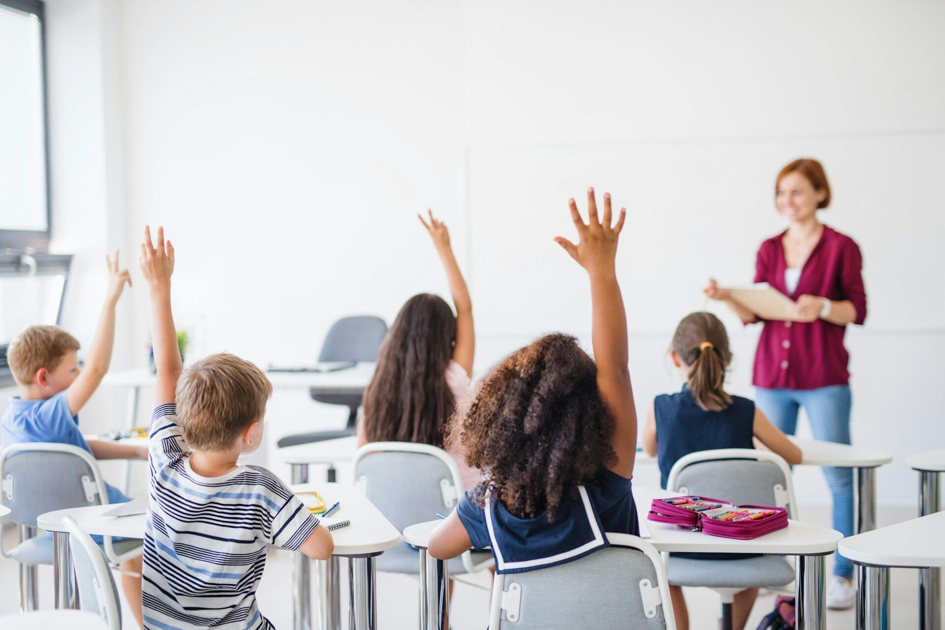 Studenti in classe chiedono quando chiudono le scuole