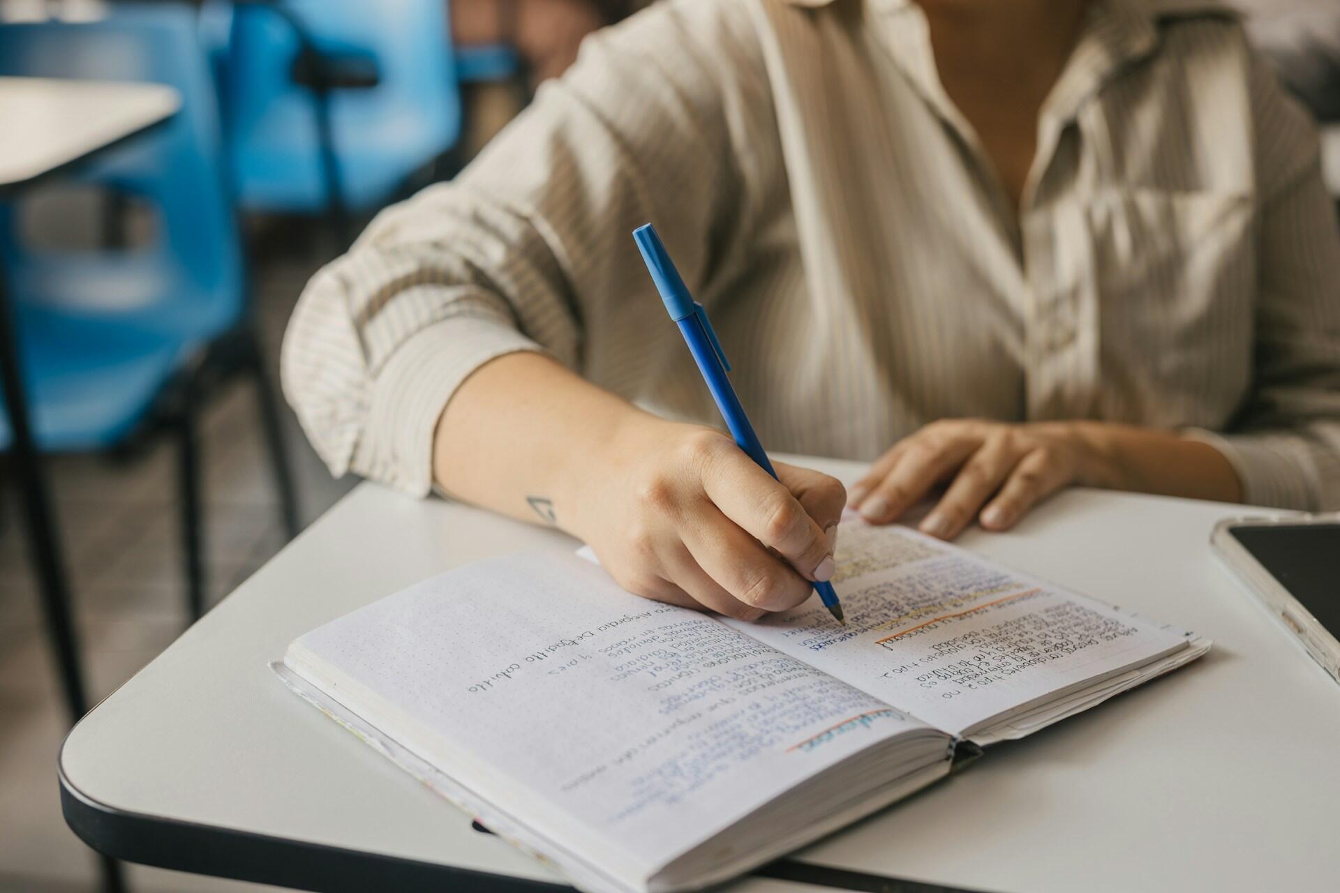 Studentessa si impegna per affrontare il debito formativo superiori.