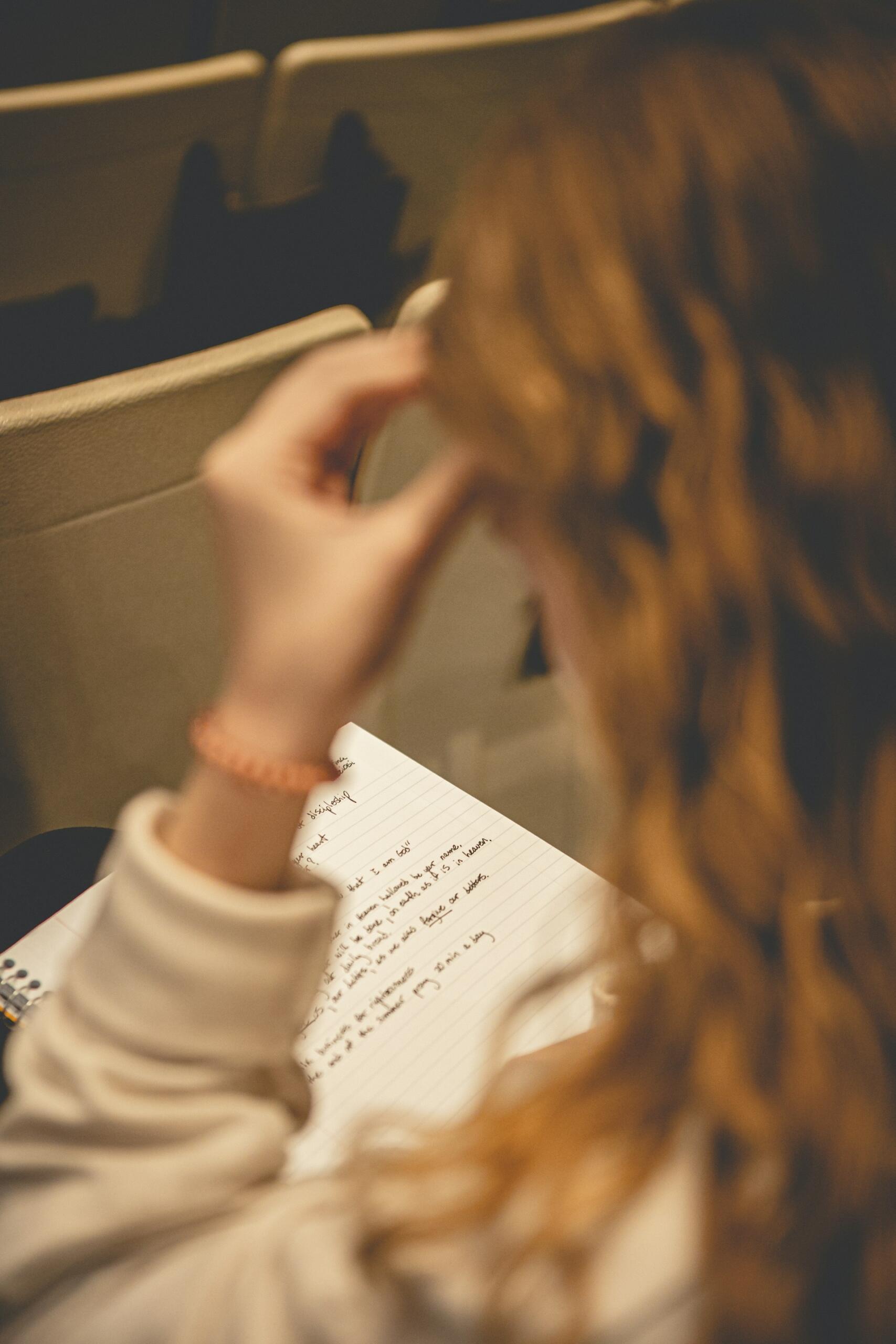 Studentessa si impegna per affrontare il debito formativo superiori.
