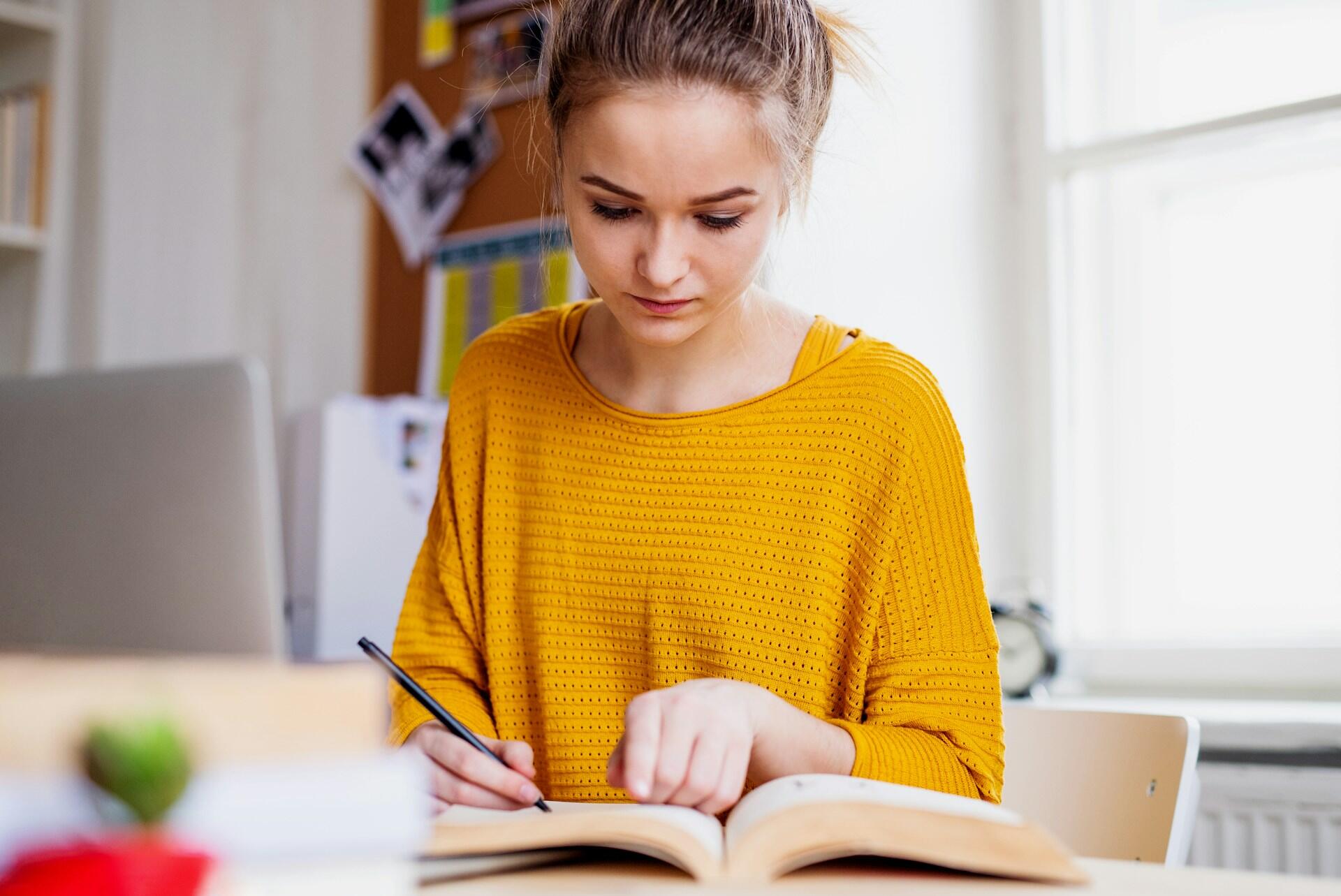 Studentessa si impegna per affrontare il debito formativo superiori.
