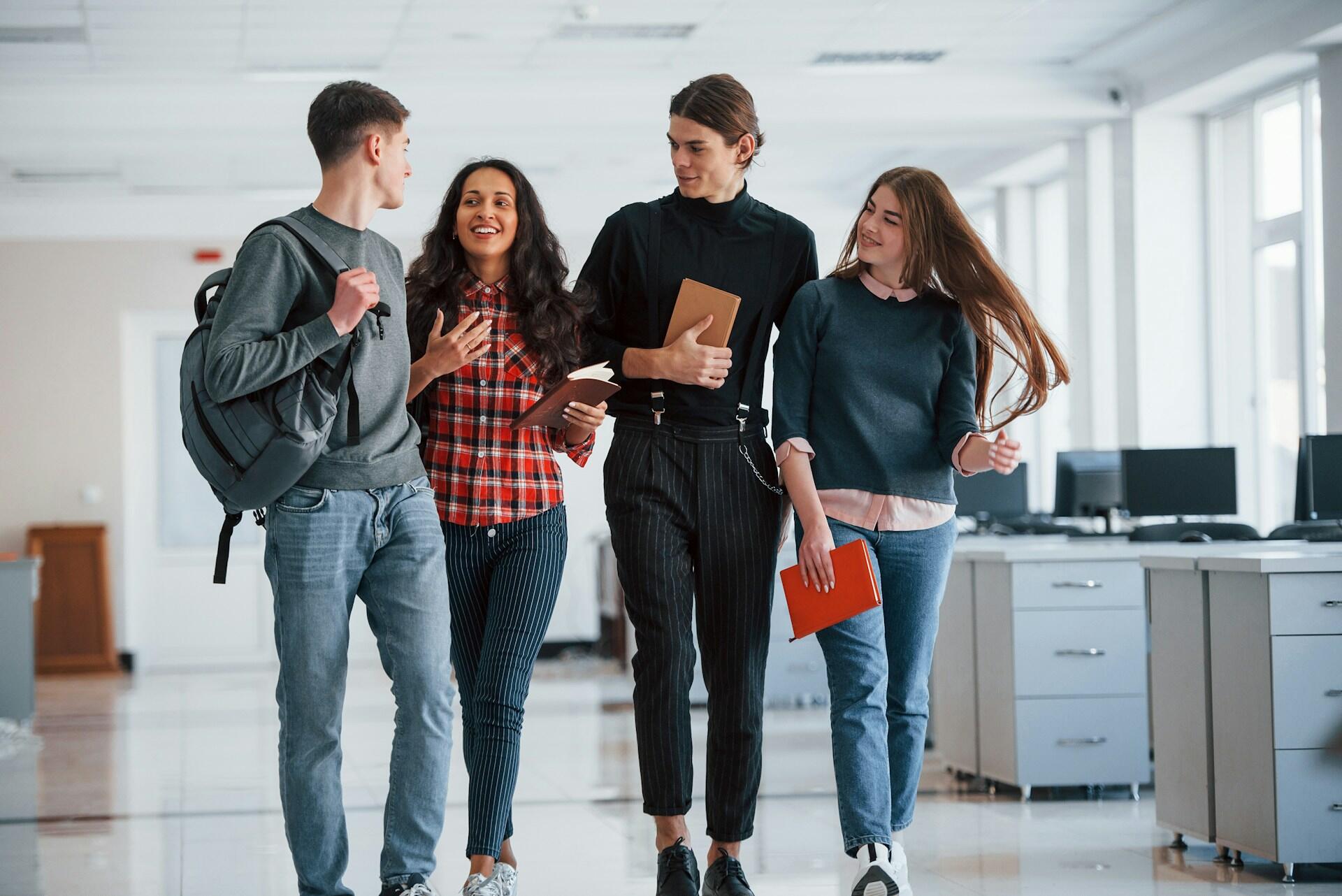 Gruppo di studenti esce quando chiudono le scuole superiori,