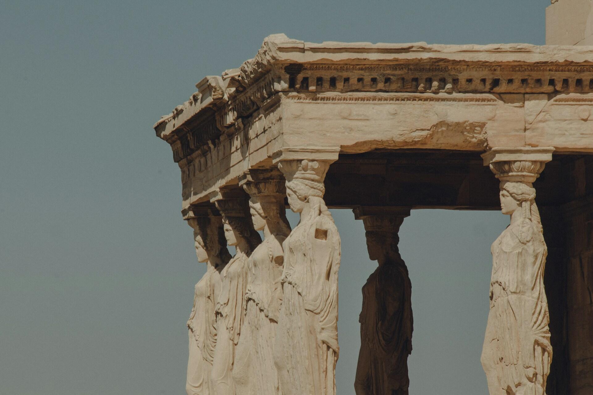 Tempio greco associato a frasi greche famose.