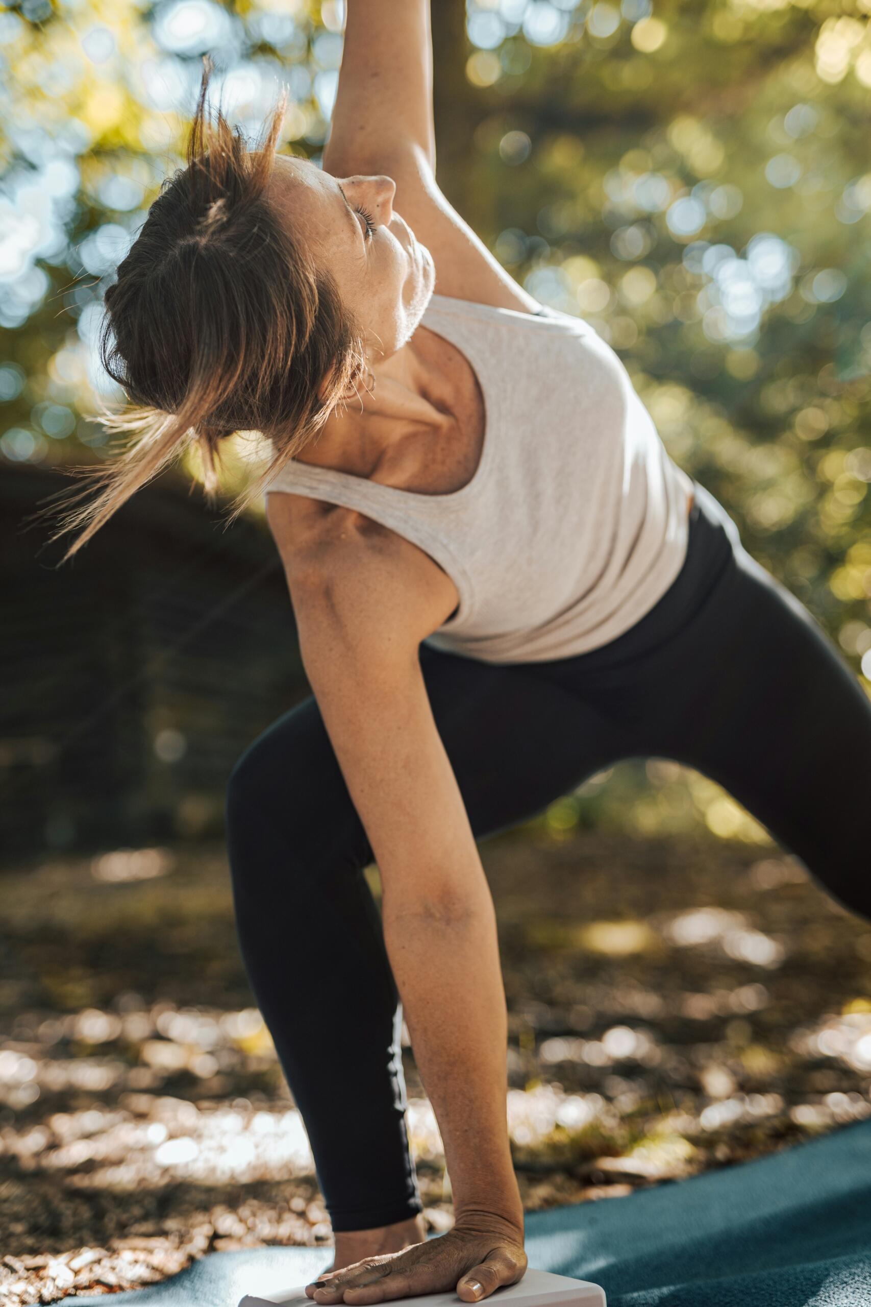 Donna che fa esercizi di calistenica all'aperto.