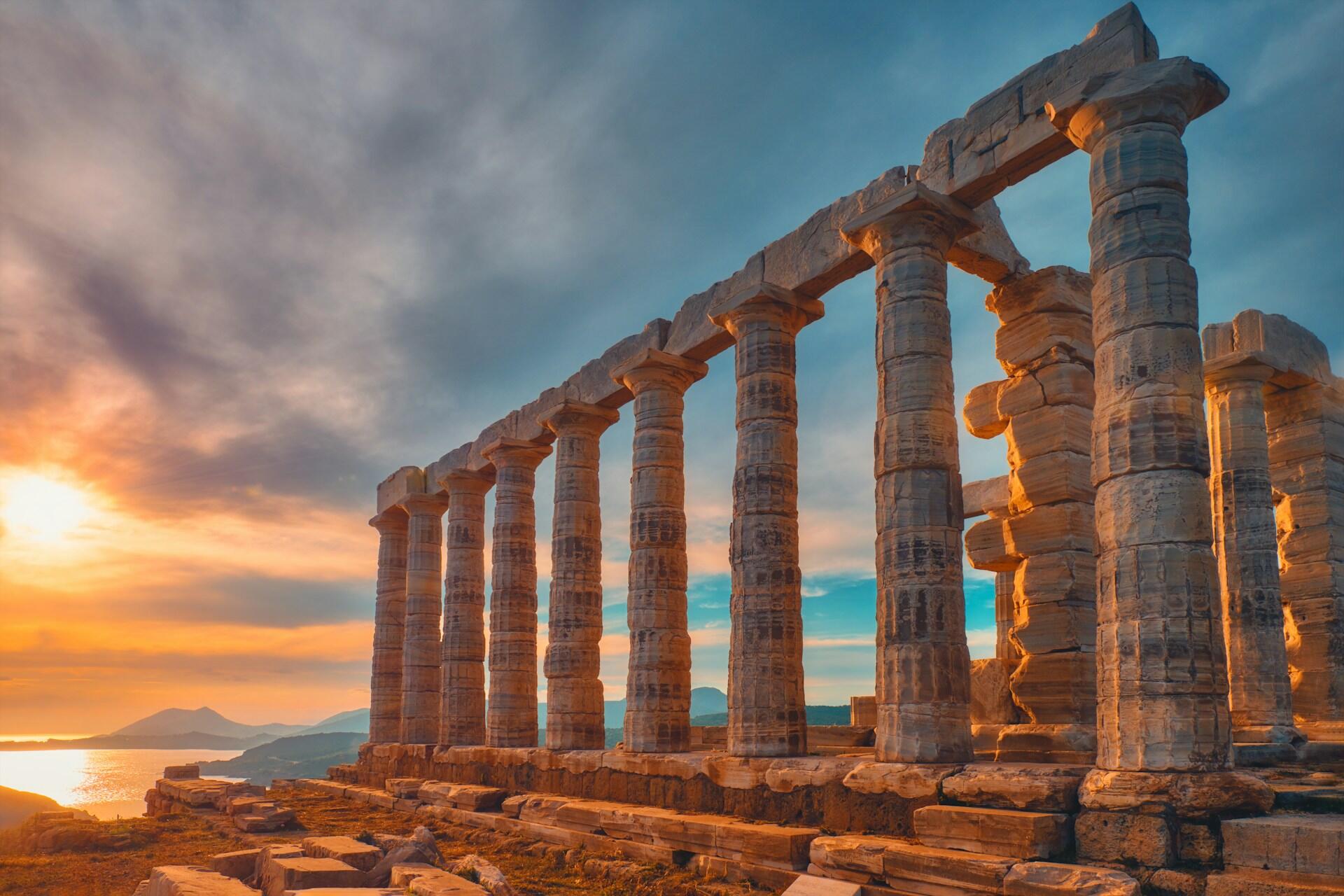 Tempio greco associato a frasi greche famose.