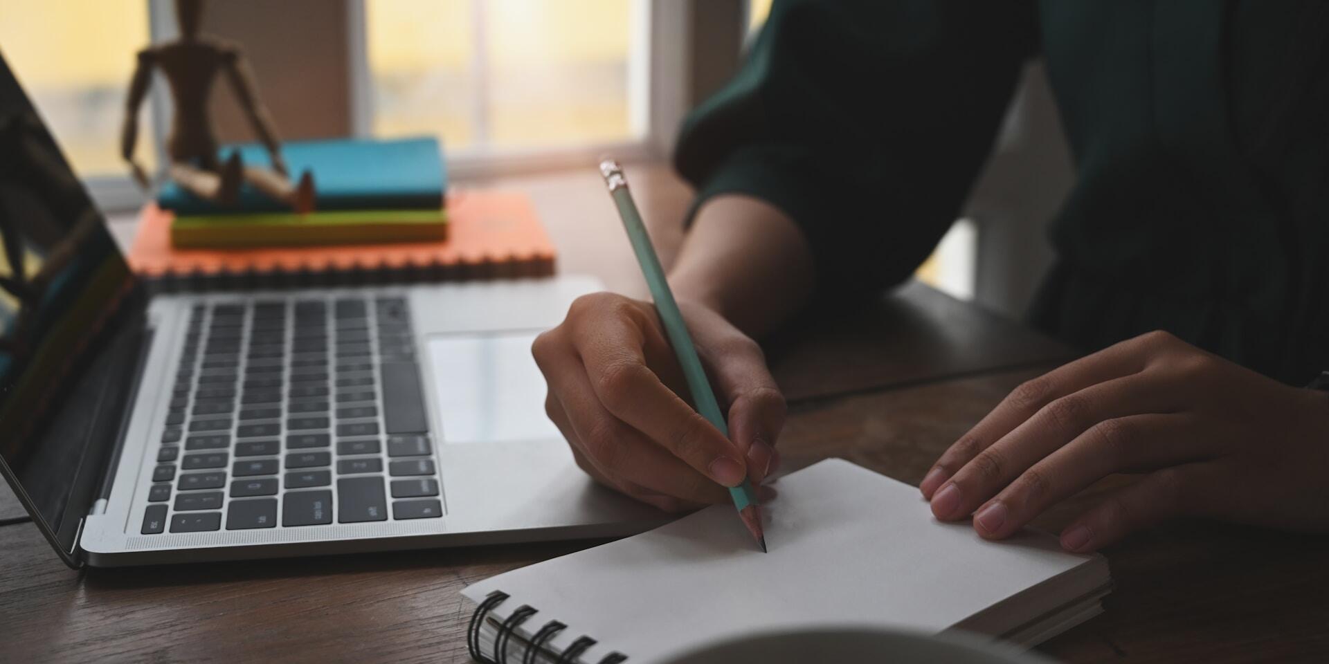 Studente fuori sede organizza il suo studio.