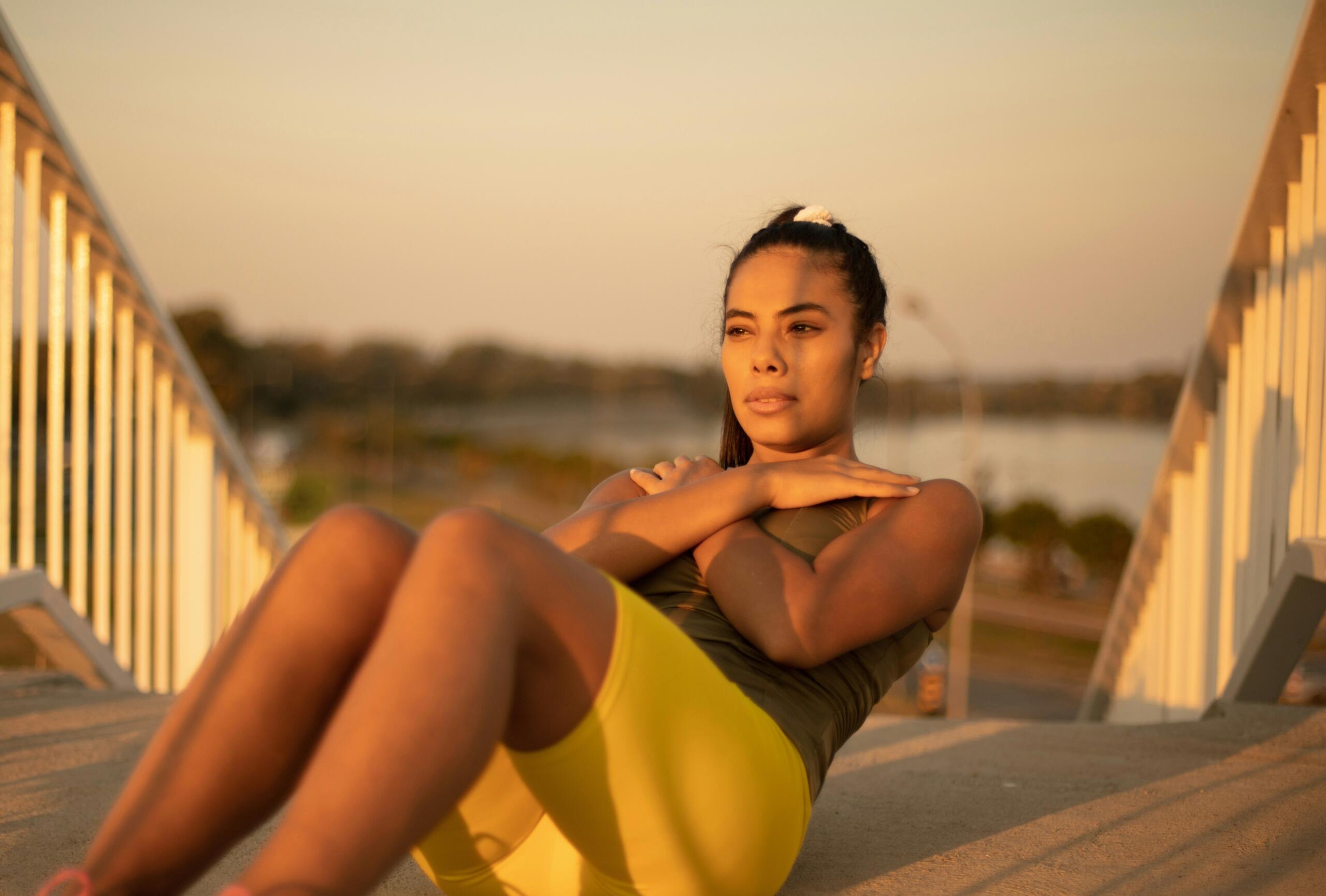 Ragazza fa attività fisica all'aperto durante il tramonto.