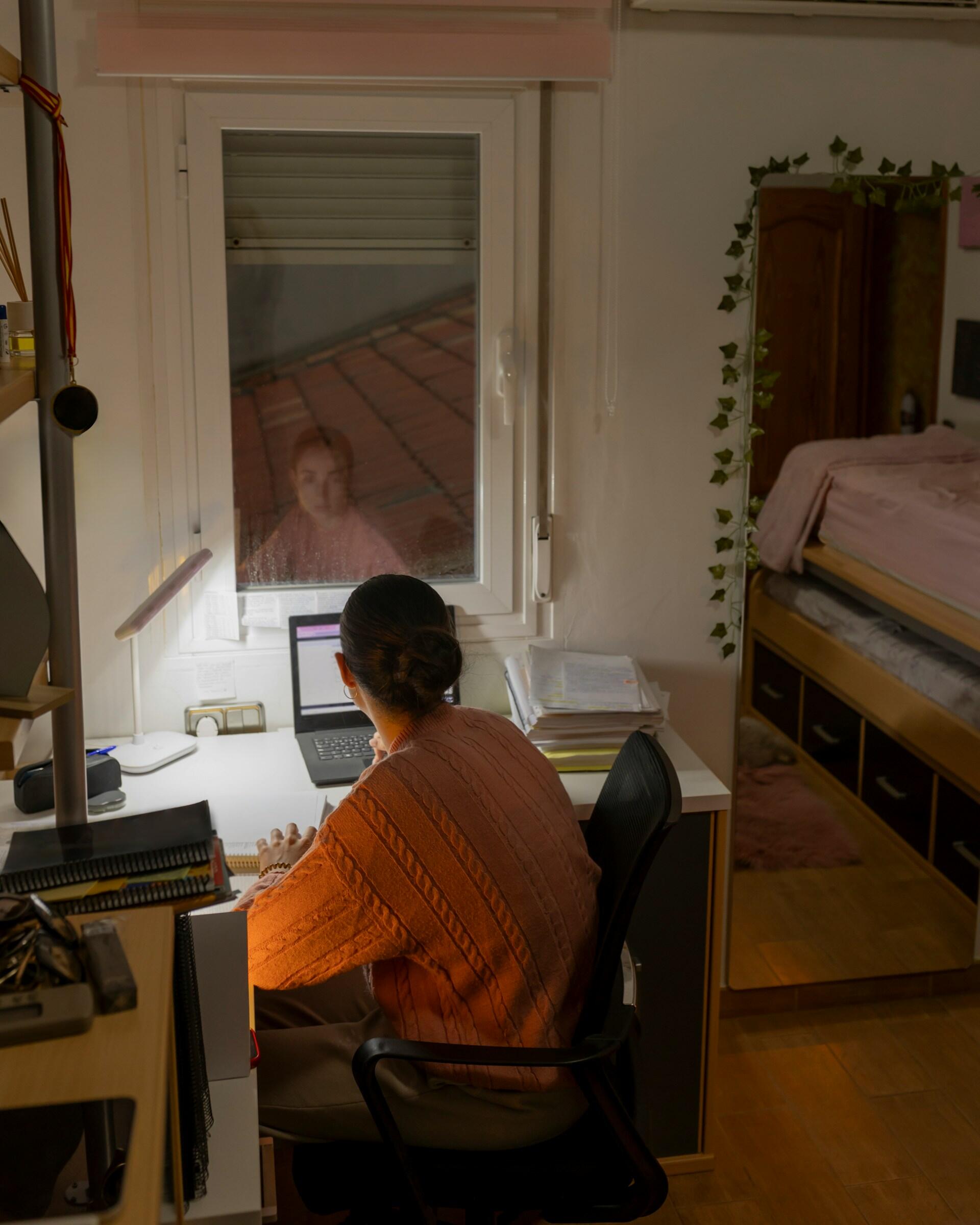 Ragazza nella sua stanza vive la sua vita da fuorisede.