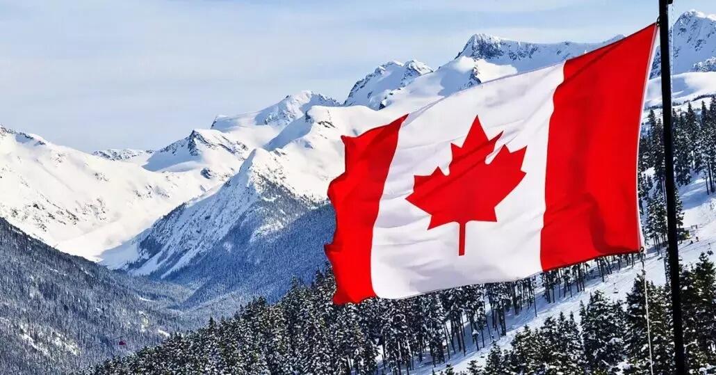 Bandiera rossa e bianca del Canada con la foglia d’acero al centro.