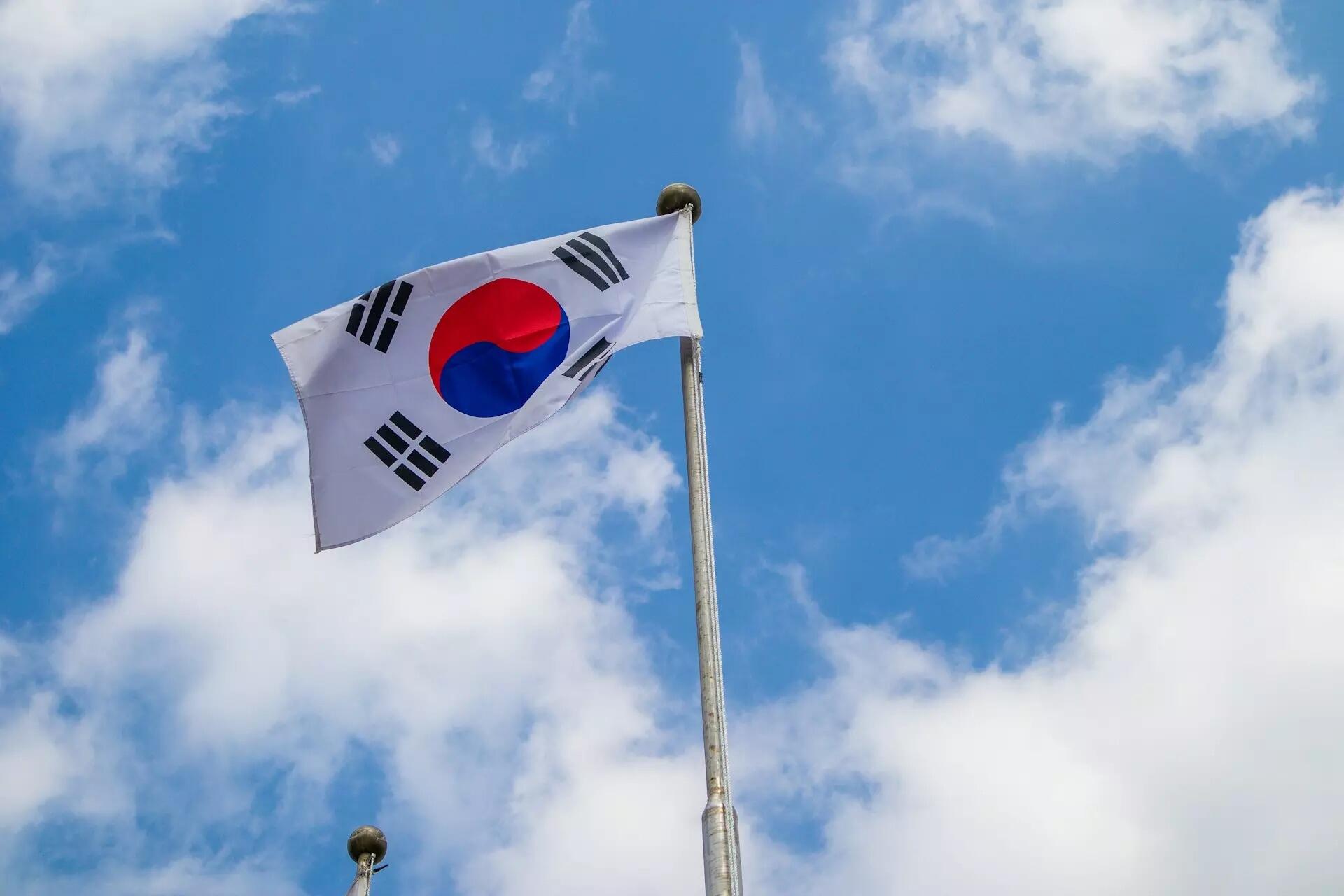 Bandiera bianca della Corea del Sud con simbolo yin-yang e trigrammi.