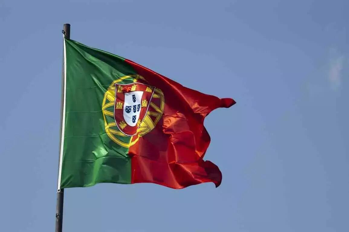 Bandiera portoghese verde e rossa con lo stemma nazionale.