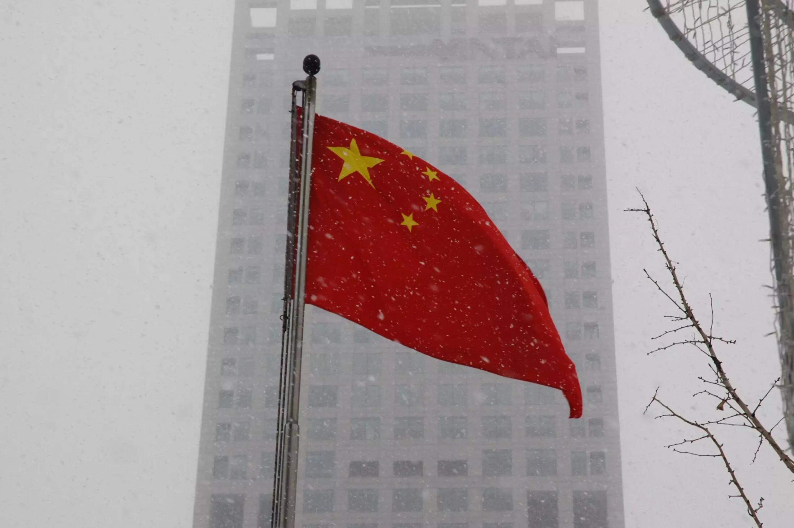 Bandiera rossa della Cina con cinque stelle dorate.