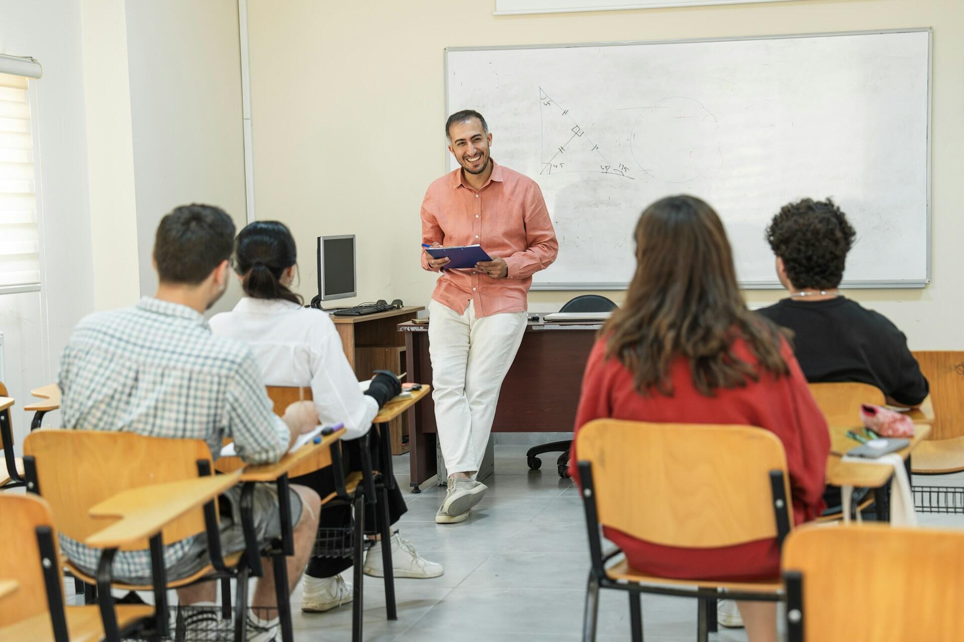 Professore universitario durante una lezione in aula davanti agli studenti.