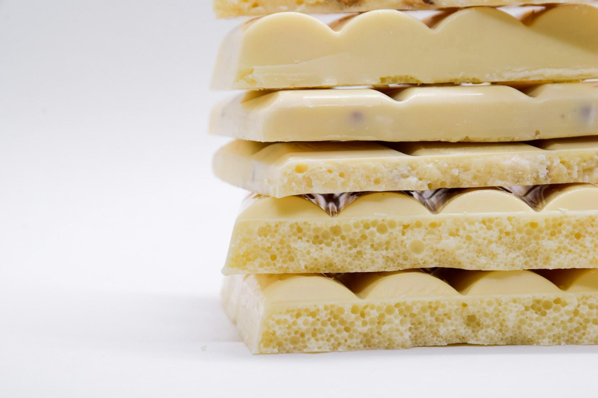 Tavolette di cioccolato bianco, varietà di cioccolato meno considerata ma alttettanto buona.