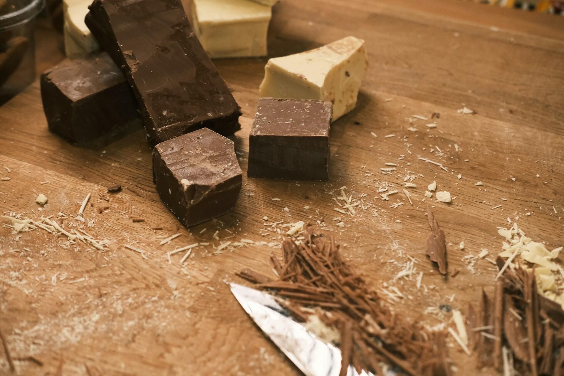 Pezzi di cioccolato artigianale fatto in casa-