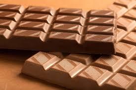 Due barrette di cioccolato al latte, varietà di cioccolato amatissima.