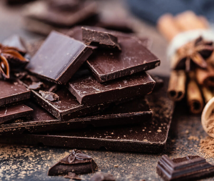 Pezzetti di cioccolato fondente, una delle più amate varietà di cioccolato.