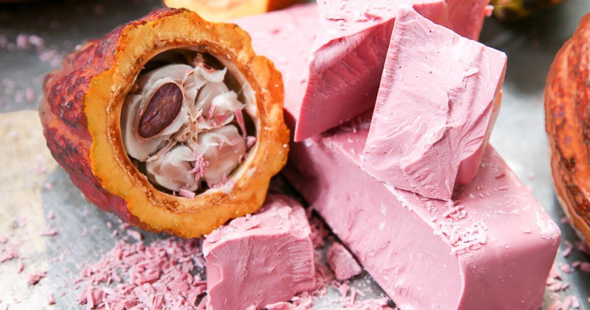 Frutto e pezzi di cioccolato ruby, nuova varietà di cioccolato.