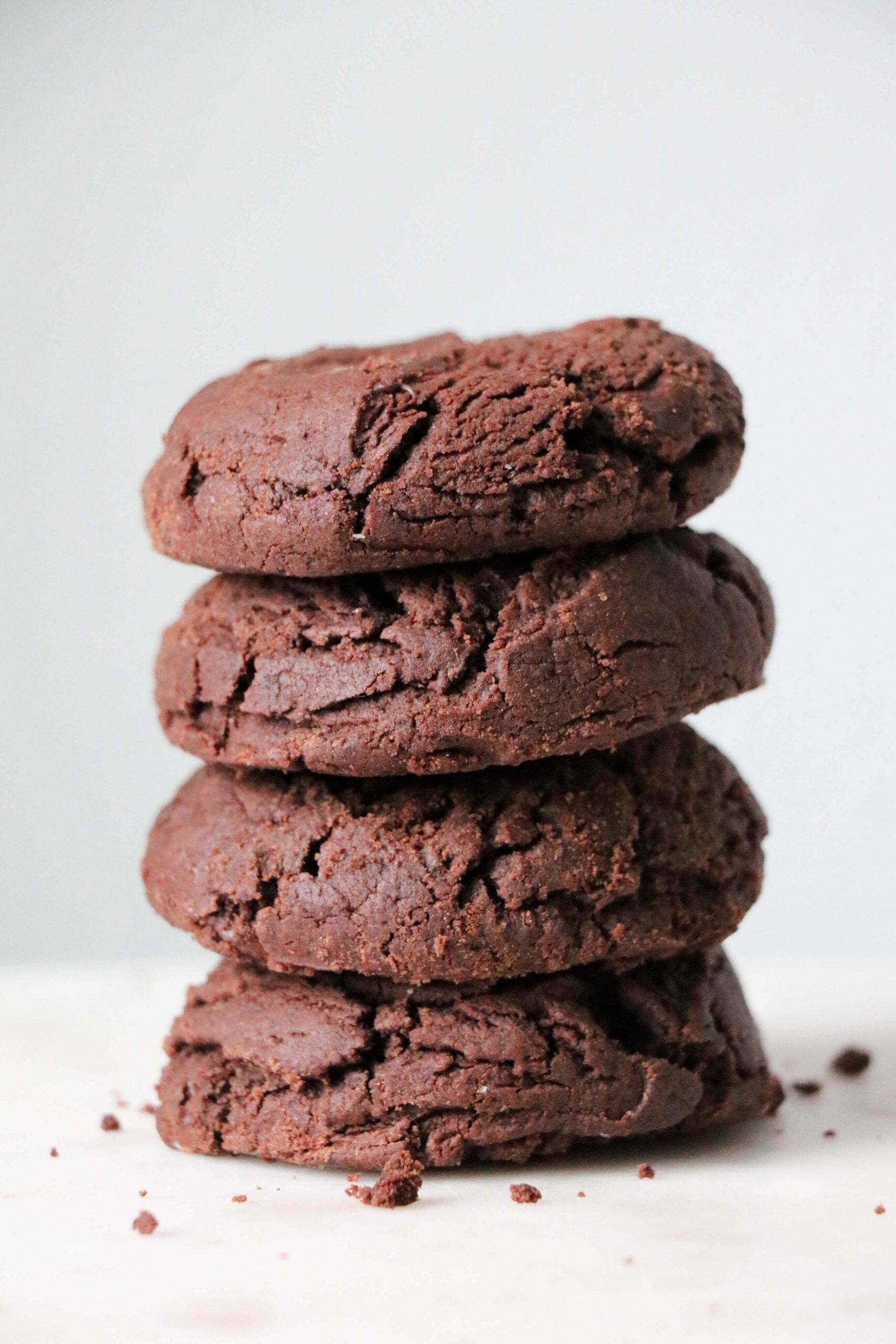 Quattro cookie morbidi al cioccolato fatti in casa.