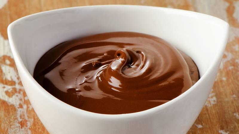 Ciotola bianca contenente una crema al cioccolato fatta in casa.