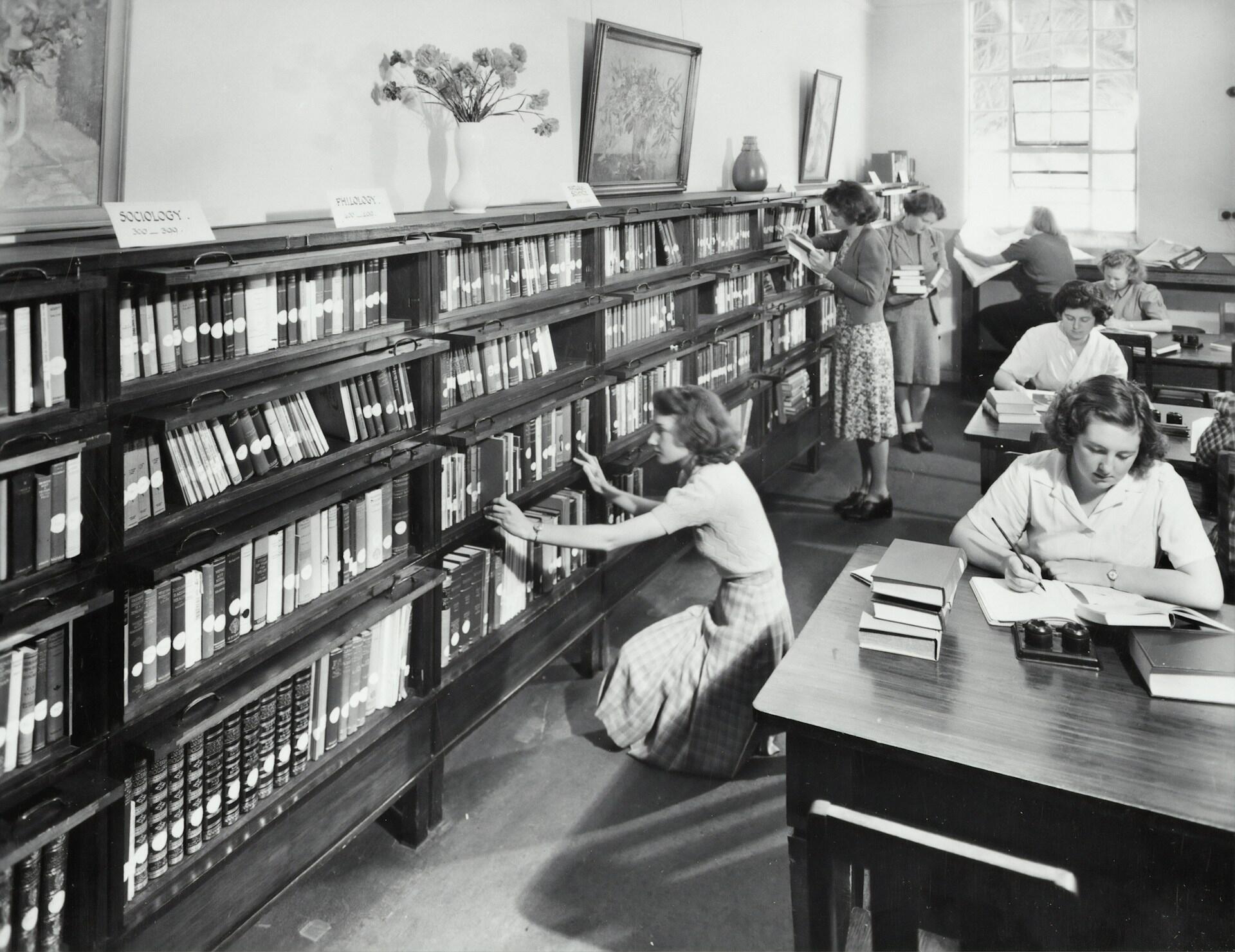Fotografia vintage di donne in una biblioteca, proveniente dalla collezione di Museums Victoria, Australia