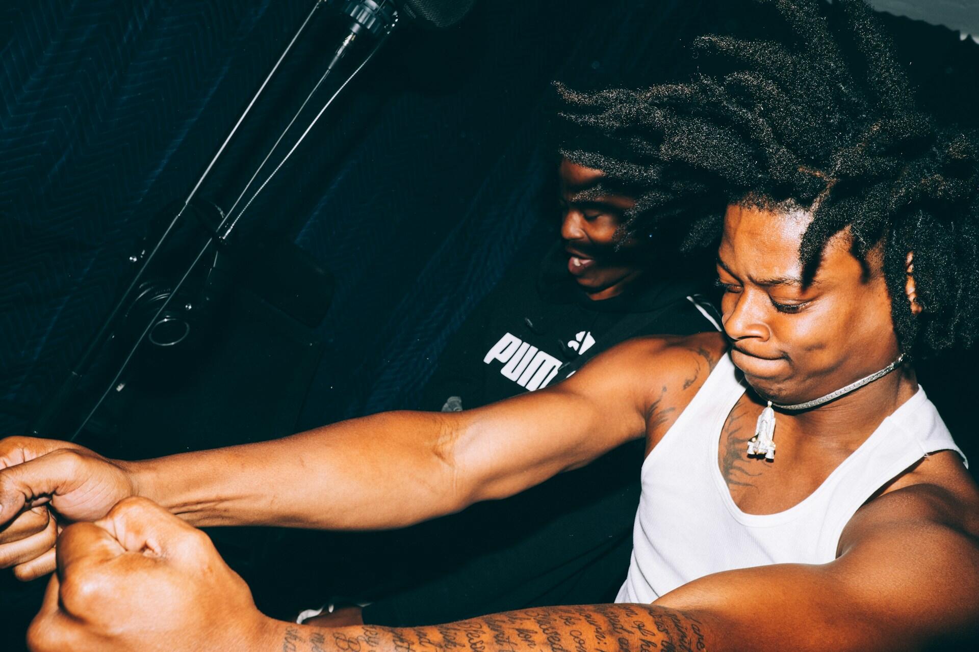 Rapper ballano su un beat.