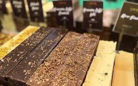 Varietà di cioccolato diverse in esposizione durante l'eurochocolate Perugia.