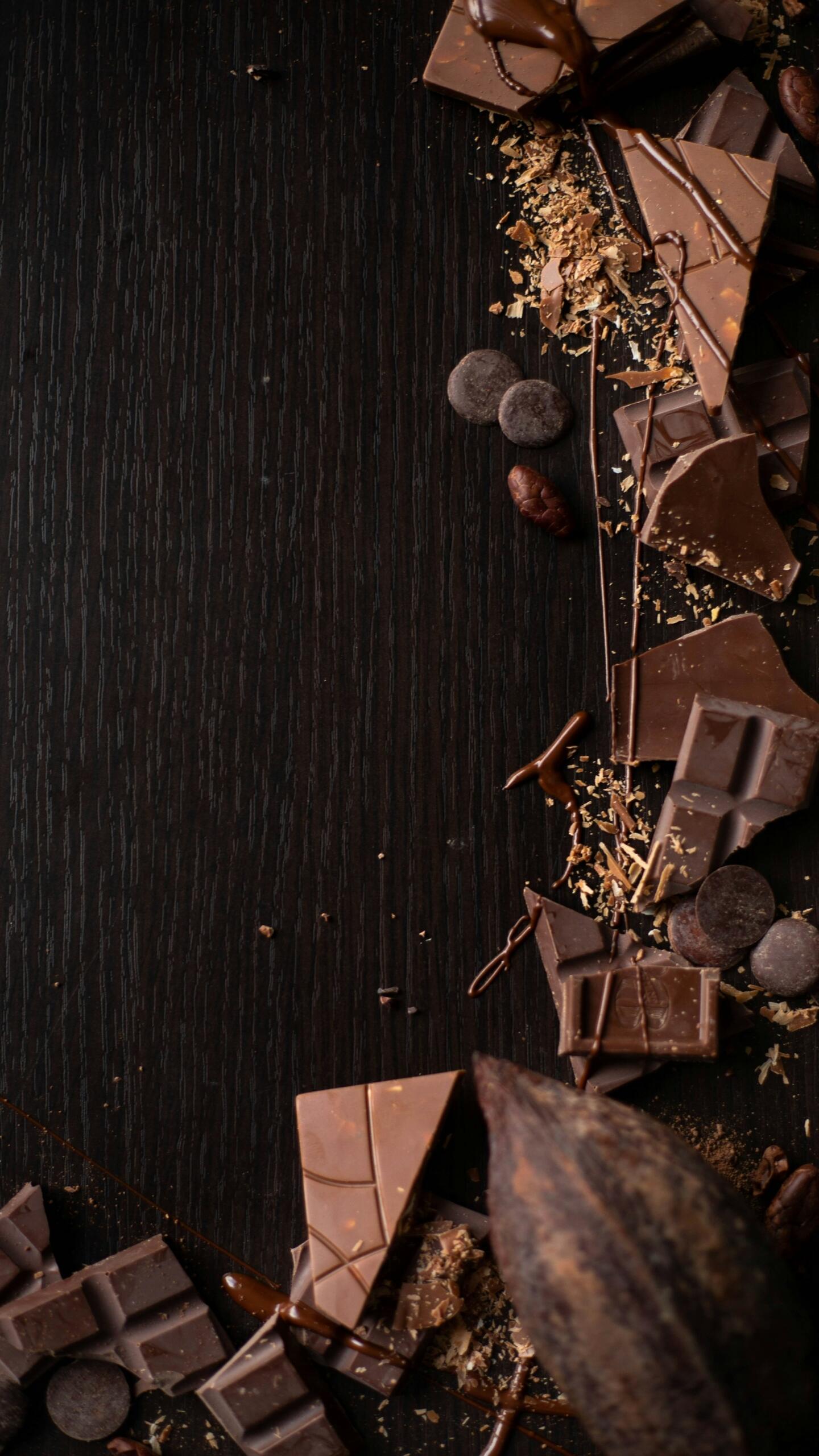 Pezzi di diverse varietà di cioccolato e frutti di cacao.