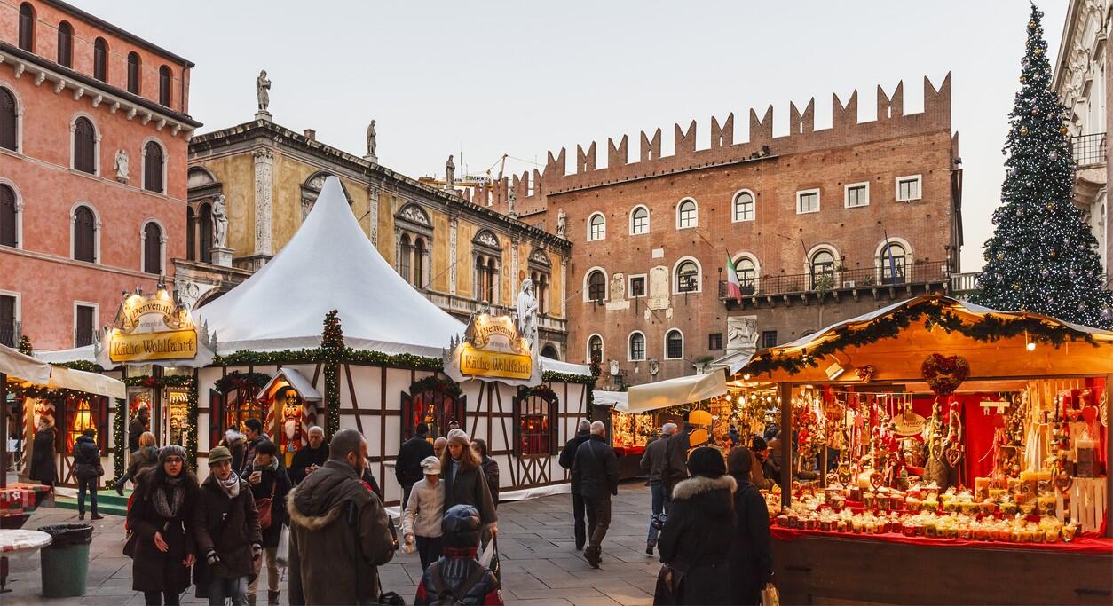 Il tradizionale mercatino di Verona dedicato alla festa di Santa Lucia.