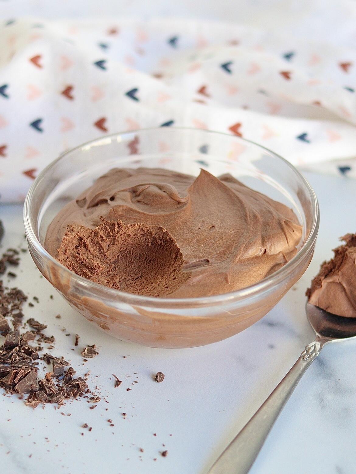 Ciotola contenente una variante vegana della mousse al cioccolato.