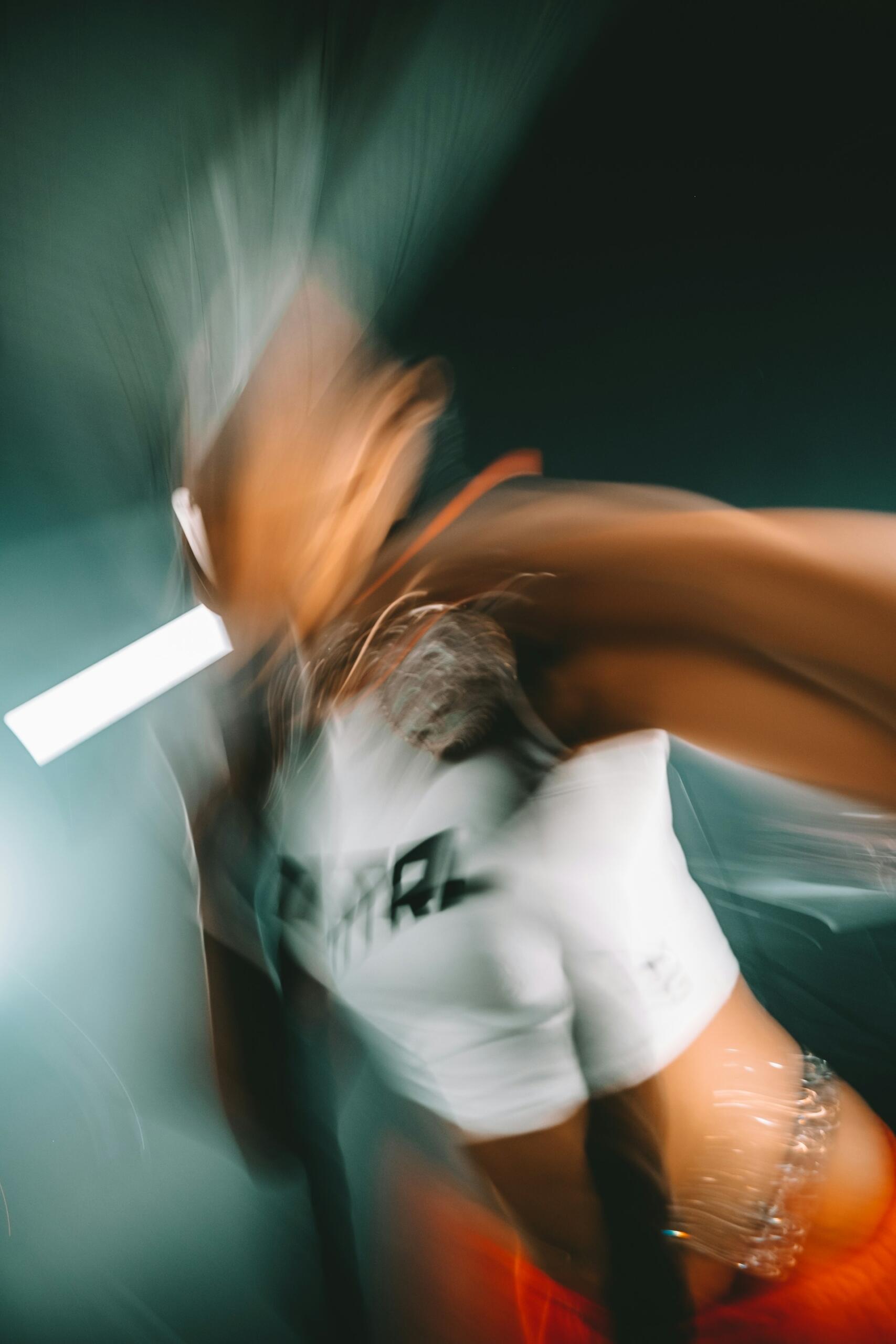 Figura sfocata di una ragazza che rappa. 