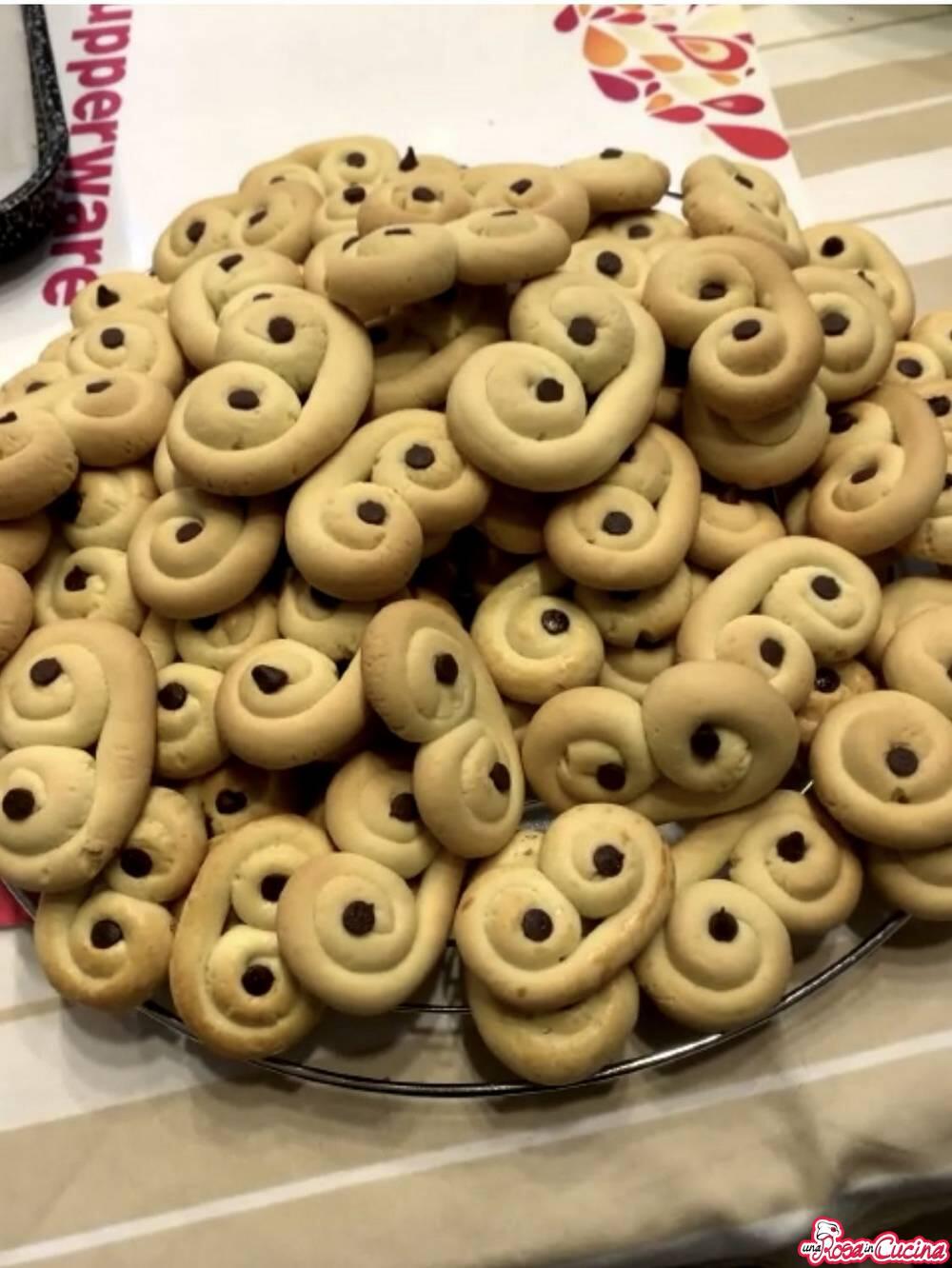 Un piatto di "occhi di santa Lucia", dolce tipico del 13 dicembre.