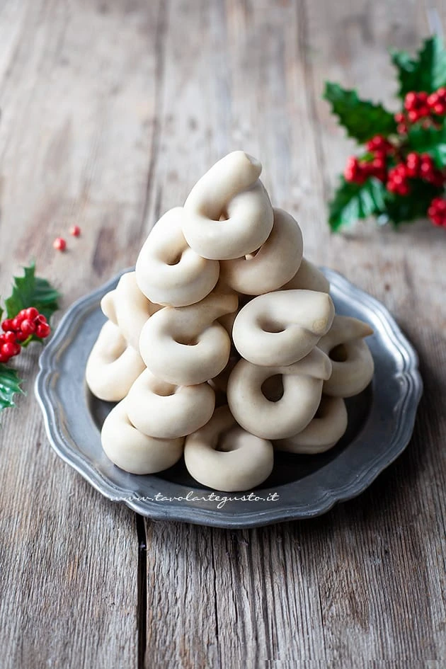 Un piatto d'argento con uno dei dolci più popolari di Santa Lucia, gli occhi di Santa Lucia.