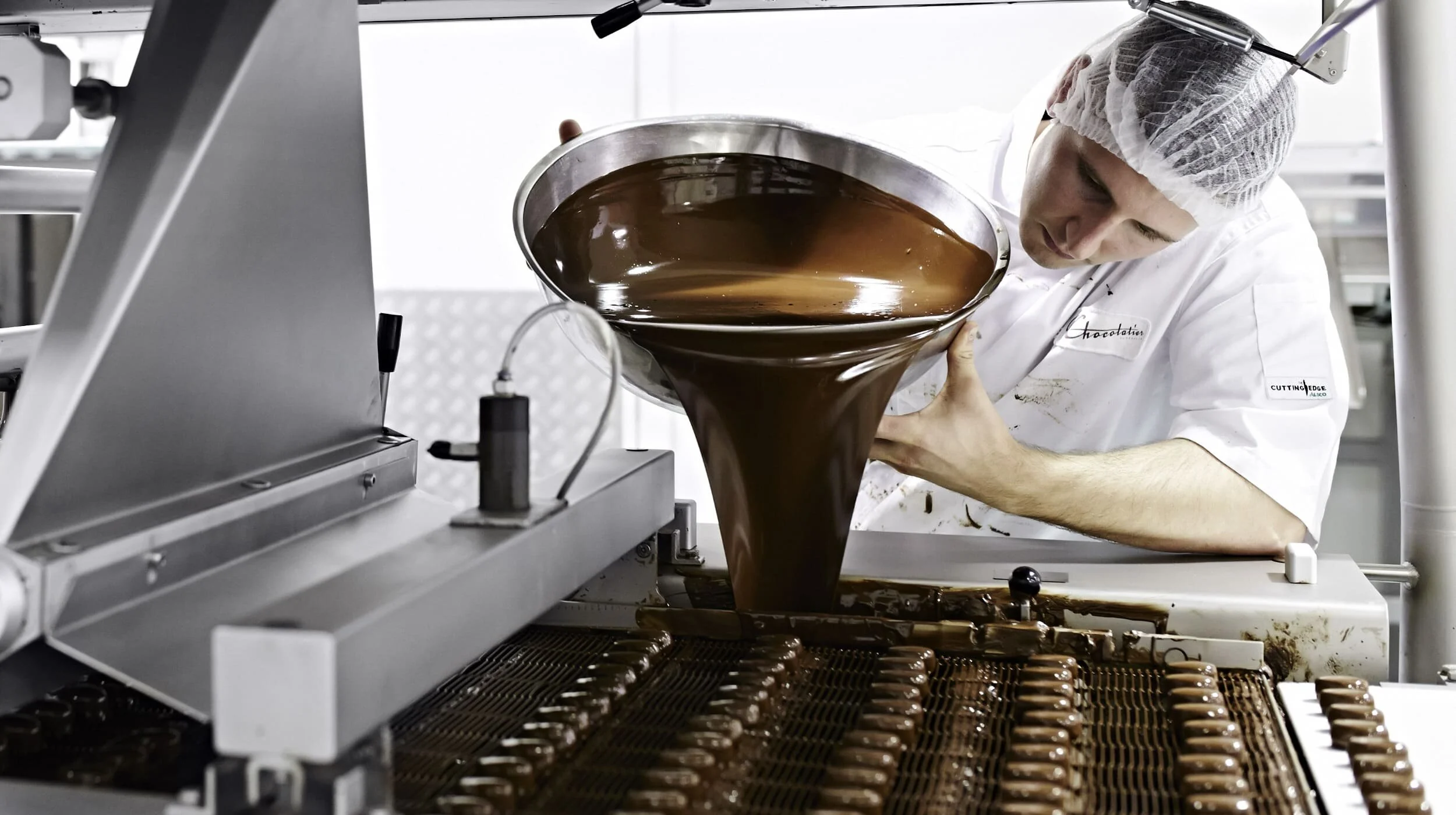 Maestro cioccolatiero di Perugia prepara il cioccolato artigianalmente nel suo laboratorio.