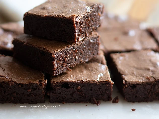 Quadrotti morbidi al cioccolato fatti in casa.