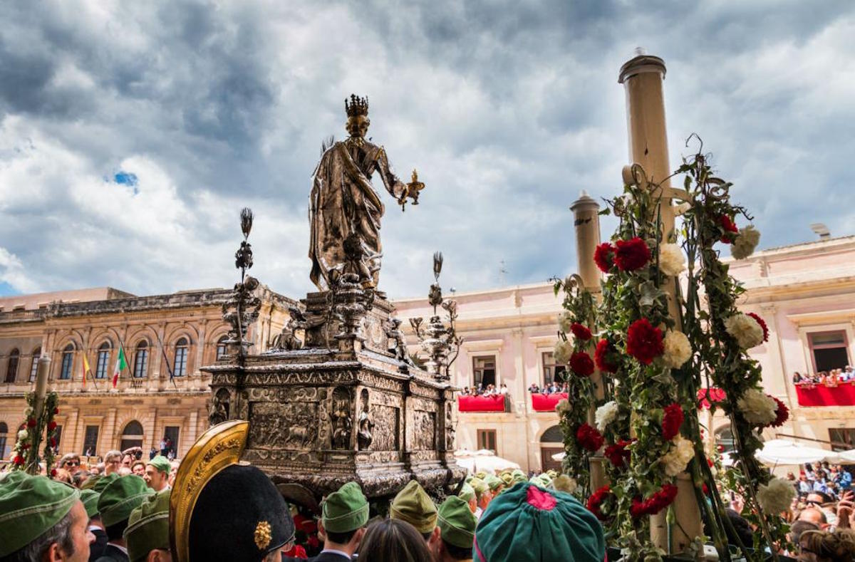 Statua di Santa Lucia in processione a Siracusa.