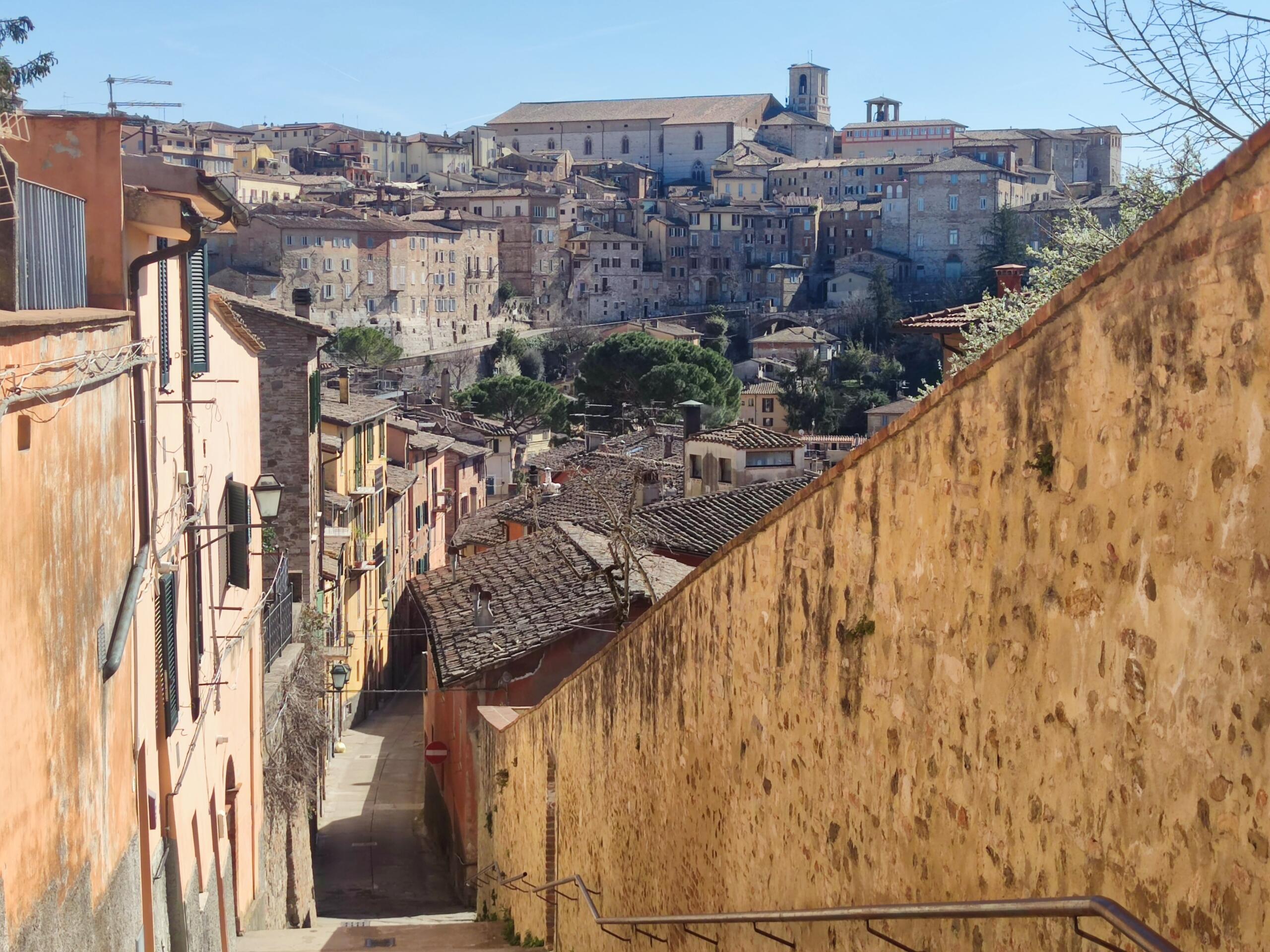 Vista di un vicolo di Perugia dove si svolge l'Eurochocolate.