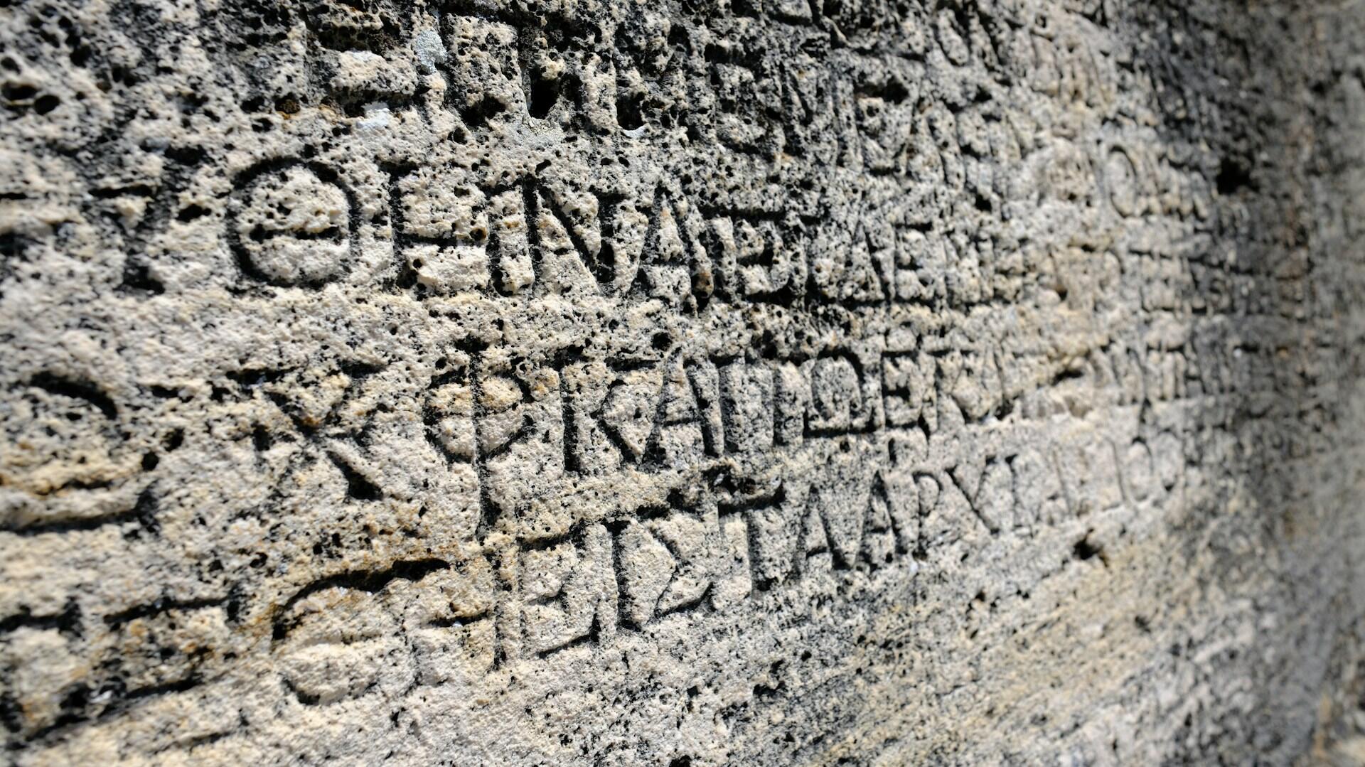 Iscrizione incisa con alfabeto greco.